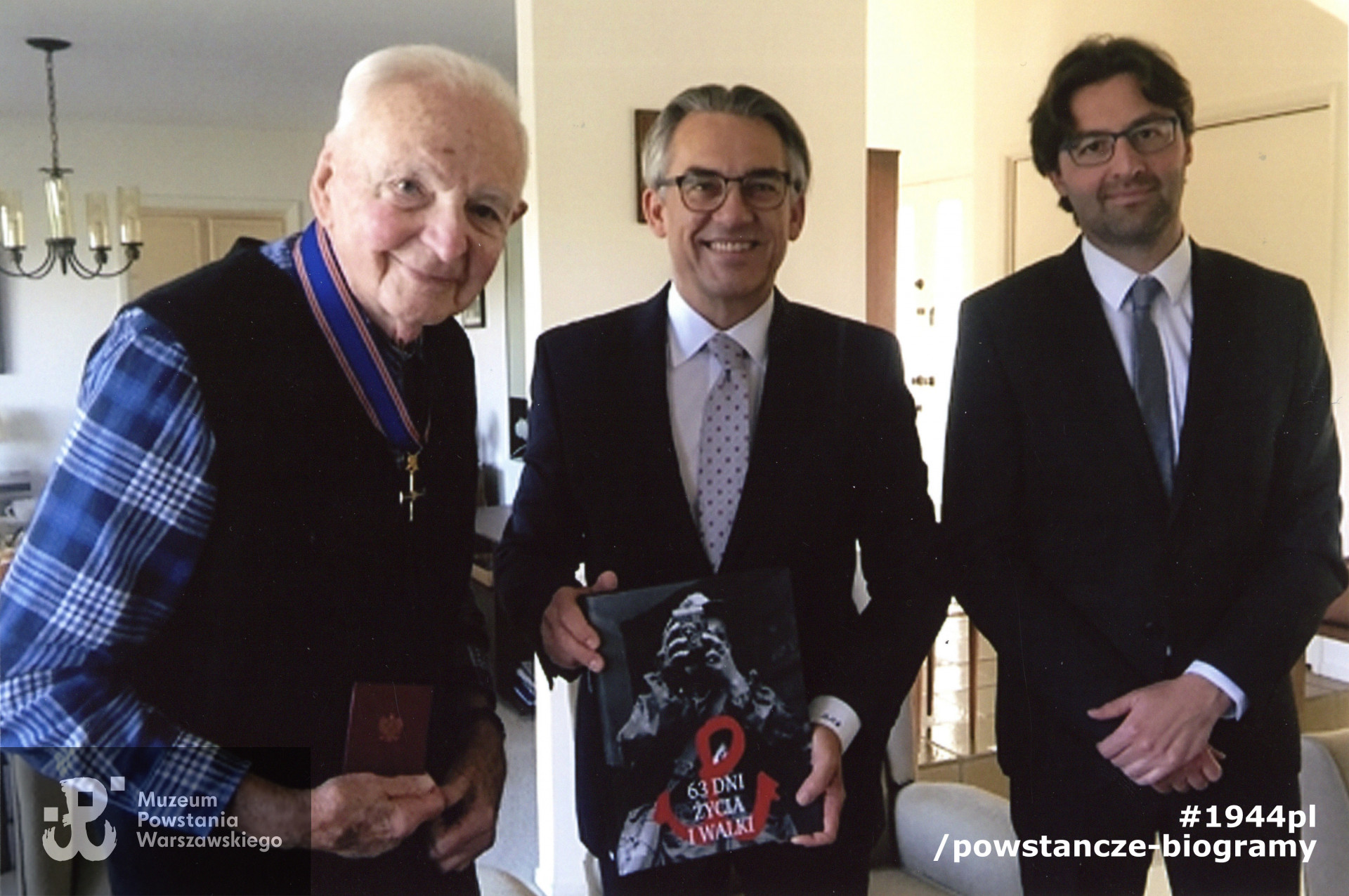 2017 rok, uroczyste wręczenie Krzyża Niepodległości. Ze zbiorów Muzeum Powstania Warszawskiego, sygn. P/8773