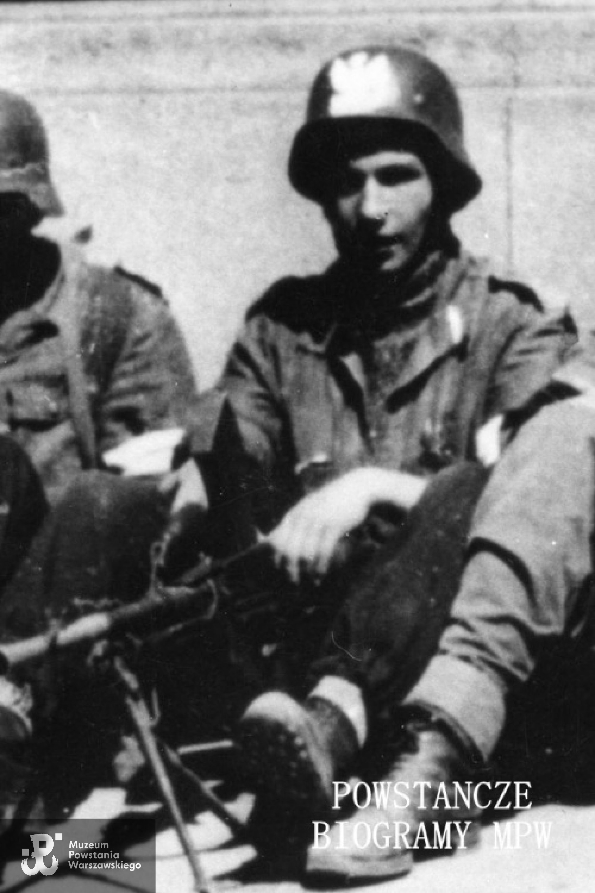 Jerzy Lech Morawski "Maks" podczas Powstania Warszawskiego - powiększony fragment fotografii z poprzedniej strony. Ze zbiorów prywatnych.