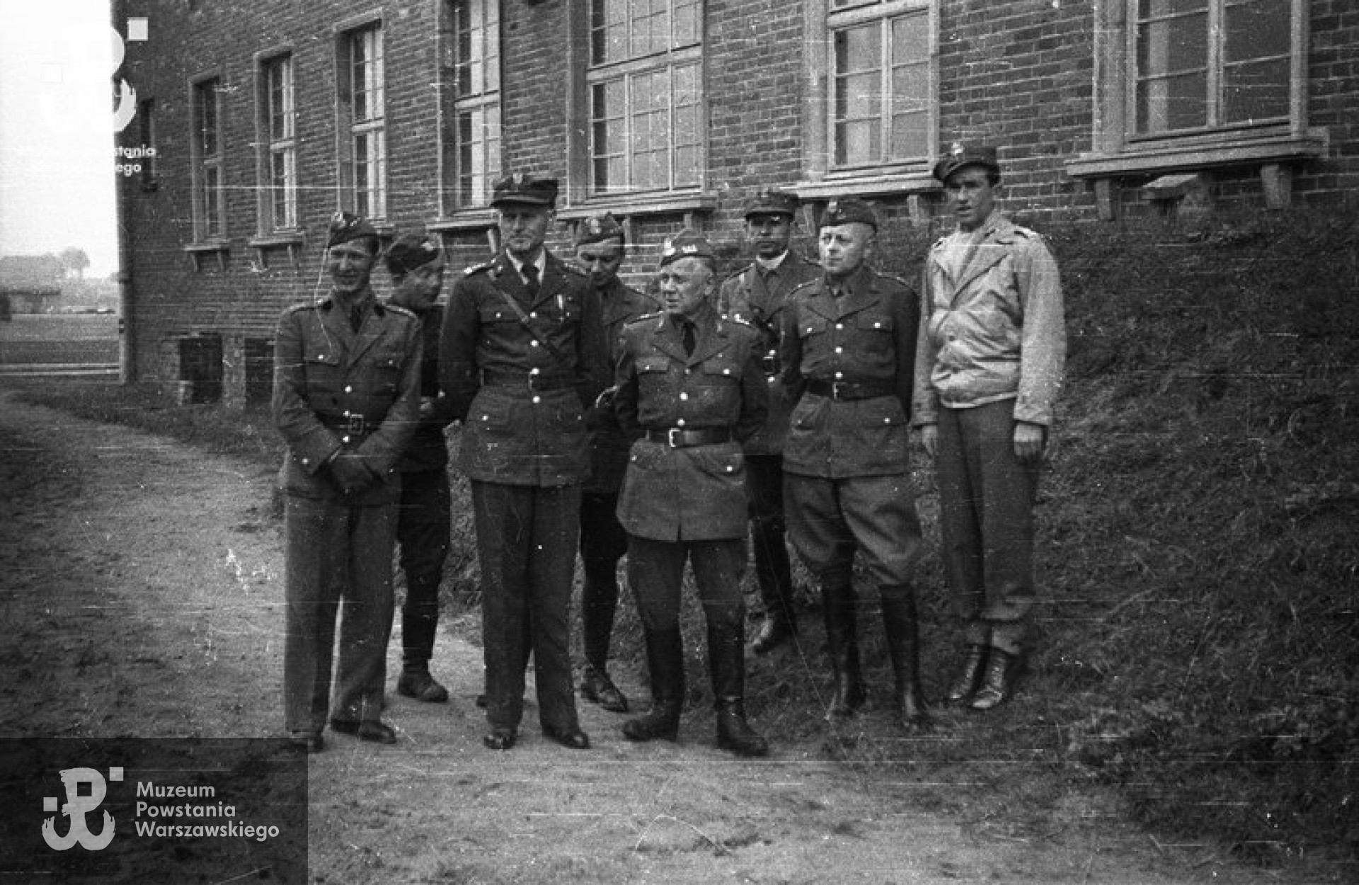 Fotografia z Oflagu X C w Lubece, kwiecień 1945. Grupa polskich oficerów przed blokiem koszarowym po wyzwoleniu obozu. Stoją od lewej: kpt. Alfred Pokultinis „Fon” - - dowódca łączności Grupy „Północ”, NN, płk dypl. Karol Ziemski „Wachnowski” - dowódca Grupy „Północ”, jego adiutant - kpt. Eugeniusz Ihnatowicz-Suszyński „Kamiński” , płk Stanisław Klepacz „Jesion” - zastępca dowódcy Grupy „Północ”, ks. mjr Walerian Pączek „Germen” - kapelan Grupy „Północ”, mjr Stanisław Błaszczak „Róg” - dowódca Zgrupowania „Róg”, ppor. Zygmunt Ulm „Szybki” (?) - oficer ordynansowy dowództwa Zgrupowania „Róg”, cichociemny. Autorem zdjęcia jest Wiesław Chrzanowski „Wiesław” . Ze zbiorów Muzeum Powstania Warszawskiego, sygn.  MPW-IN/3445
