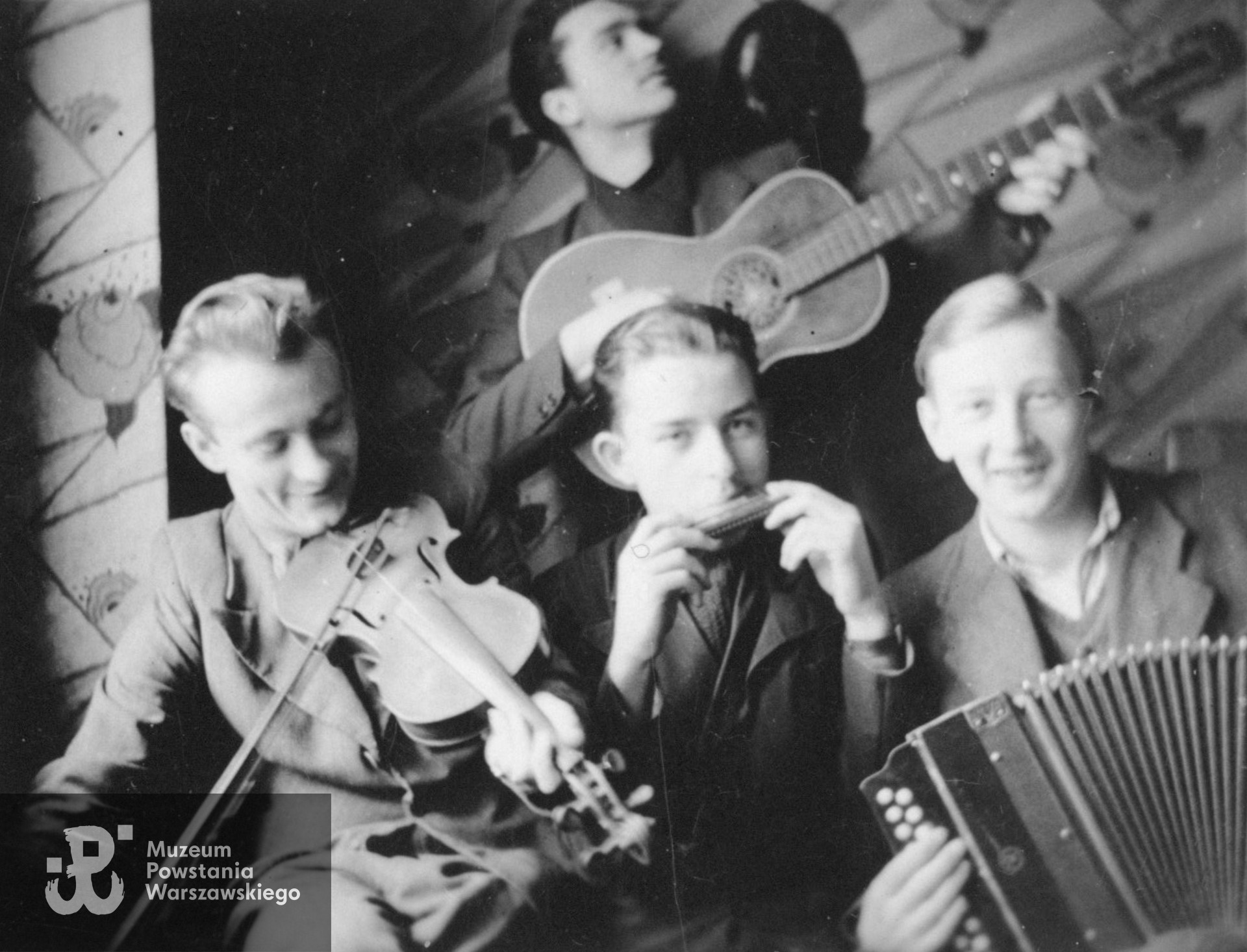 Warszawa, 10 marca 1943 rok - trzej bracia Depczykowie: z przodu od lewej Tadeusz Jerzy Depczyk "Drohojemski I" (1922-1944), w środku Lech Stanisław Depczyk "Drohojemski II" (1924-1981) i Wiesław Depczyk "Drohojemski III" (1926-2023).  Fotografia wykonana w mieszkaniu pp. Depczyków przy ul. Żelaznej 65/7. Fot. ze zbiorów rodzinnych, udostępnił p. Jacek Depczyk, syn Powstańca. Skany wykonano w Muzeum Powstania Warszawskiego w listopadzie 2023.  