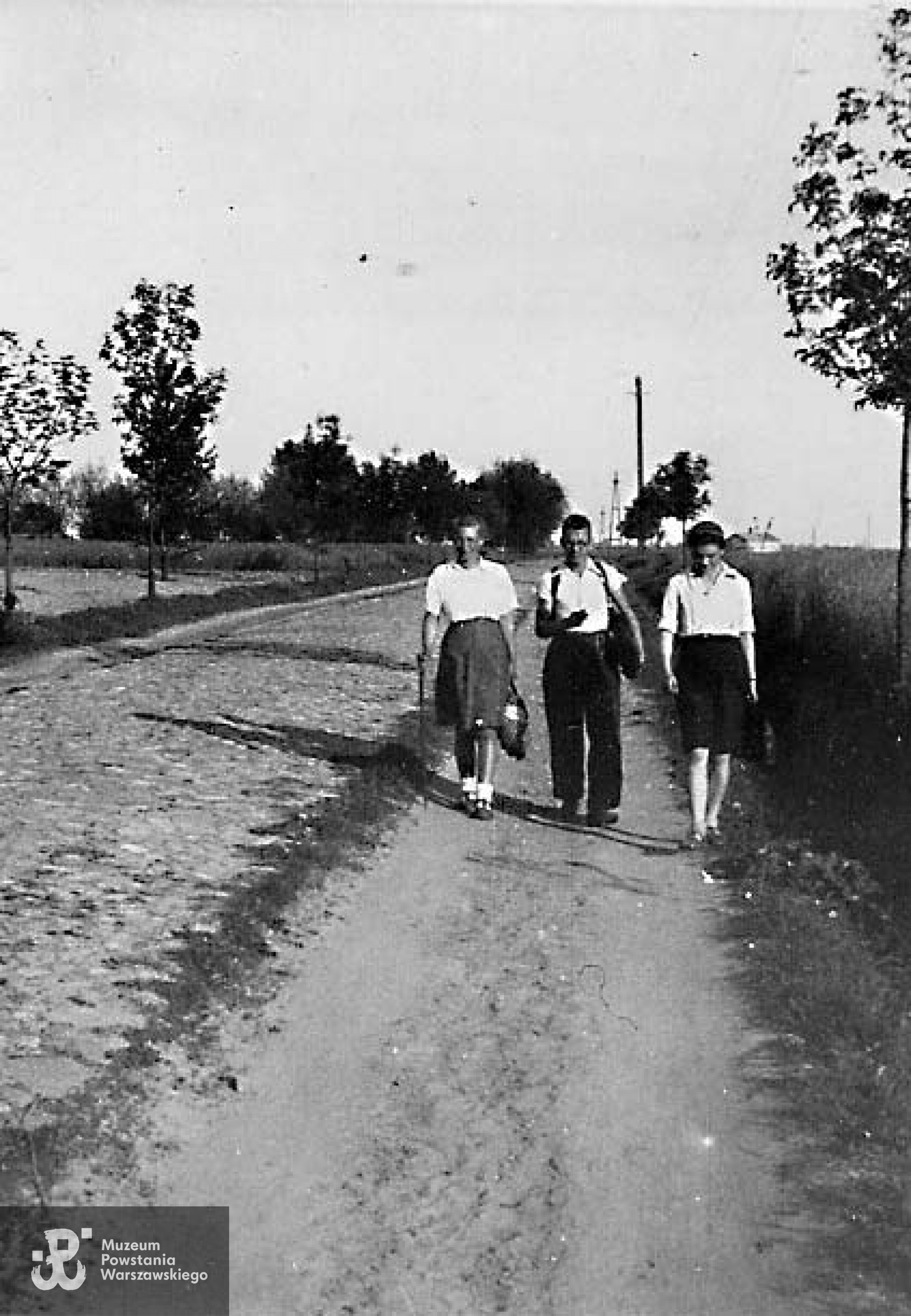 Powrót z ćwiczeń, czerwiec 1944 r. - od lewej: Teresa Miazek, kolega Tadeusz, Ewa Prachtel-Morawiańska