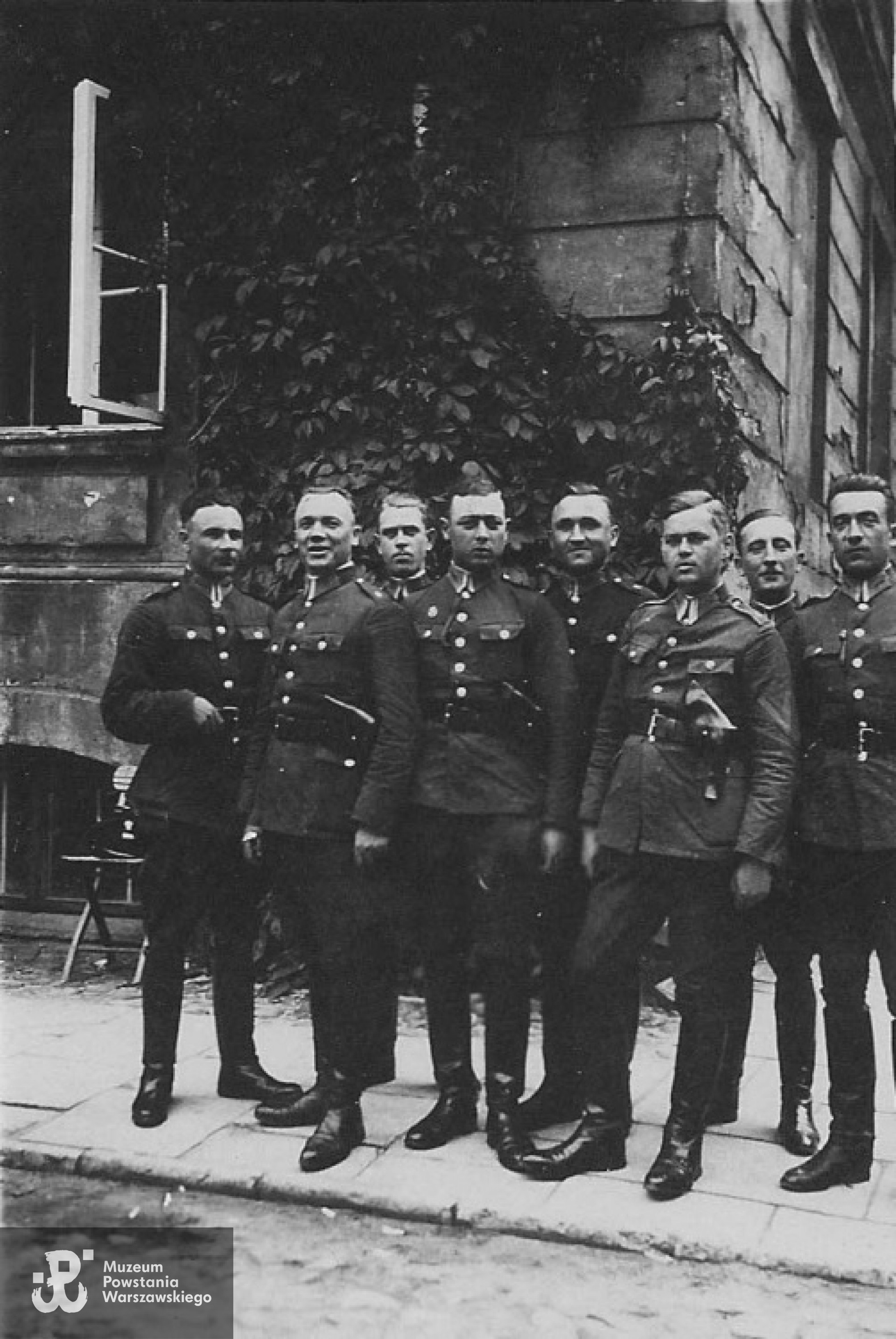 Warszawa 20.08.1935 r. - rejon wartowni przy Komendzie Policji ul. Krakowskie Przedmieście 1 - Bogusław Kula stoi czwarty z lewej