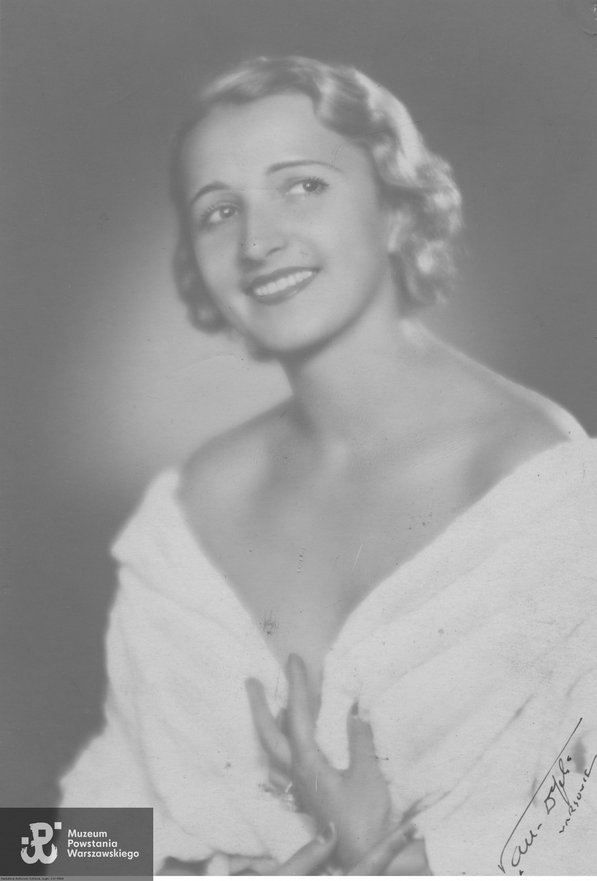 Mary Gabrielli  -fotografia portretowa wykonana przez Zakład fotograficzny: "Van - Dyck" (1936). Ze zbiorów Narodowego Archiwum Cyfrowego - zespół Koncern Ilustrowany Kurier Codzienny - Archiwum Ilustracji, audiovis.nac.gov.pl