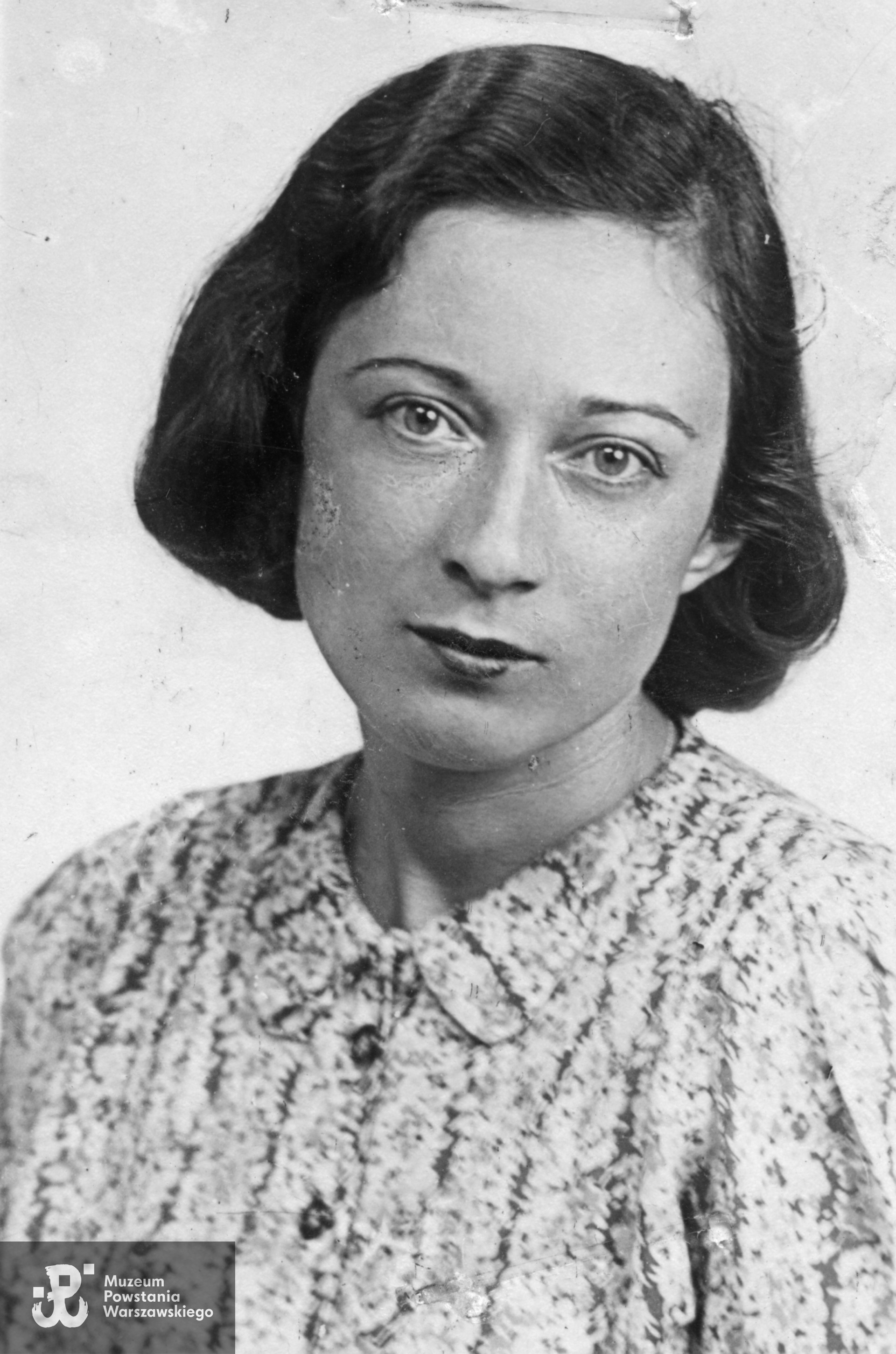 Fotografia portretowa załączona do ankiety uczestnika Powstania Warszawskiego. Pchor.  łączn. Andrea Otto-Tonchu-Ru "Scarlett". Fot. ze zbiorów Muzeum Powstania Warszawskiego, sygn. MPW-IP/5845