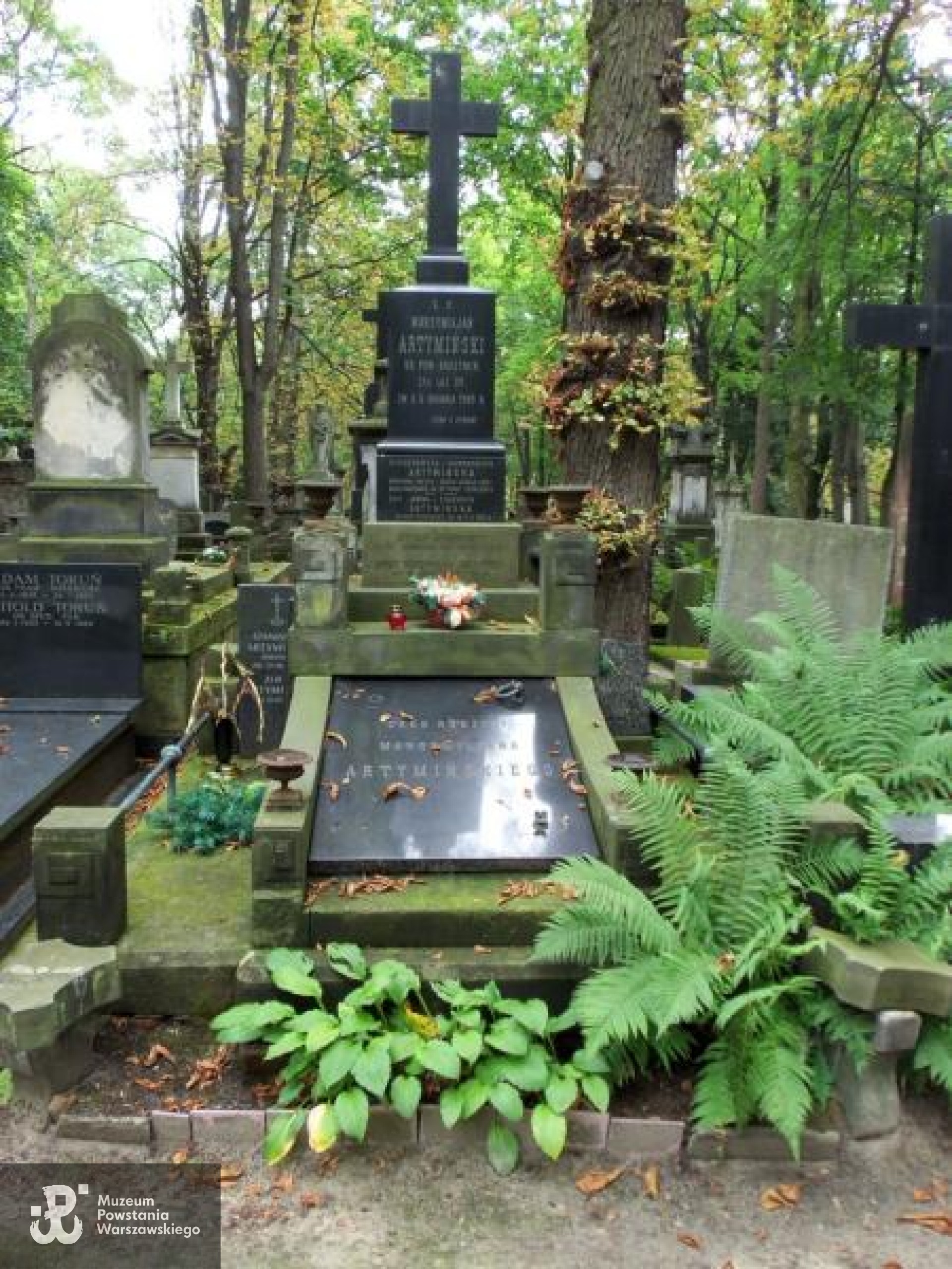 Fot. Warszawskie Zabytkowe Pomniki Nagrobne:  serwis mapowy m. st. Warszawy: <i>cmentarze.um.warszawa.pl</i>