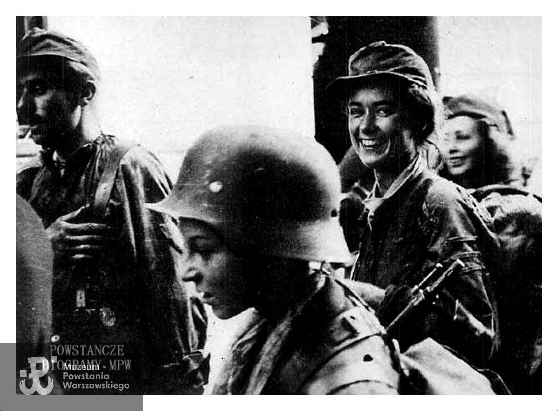 Na pierwszym planie w hełmie Tadeusz Rajszczak ps. "Maszynka", za nim Wiesława Wójcicka-Reiff "Sławka". Po prawej Danuta Marciniak, po mężu Aniszewska "Bogdanka". Fotografia została zamieszczona w książce Leszka Niżyńskiego p.t. <i>"Batalion Miotła</i> [PAX, 1992 r.]