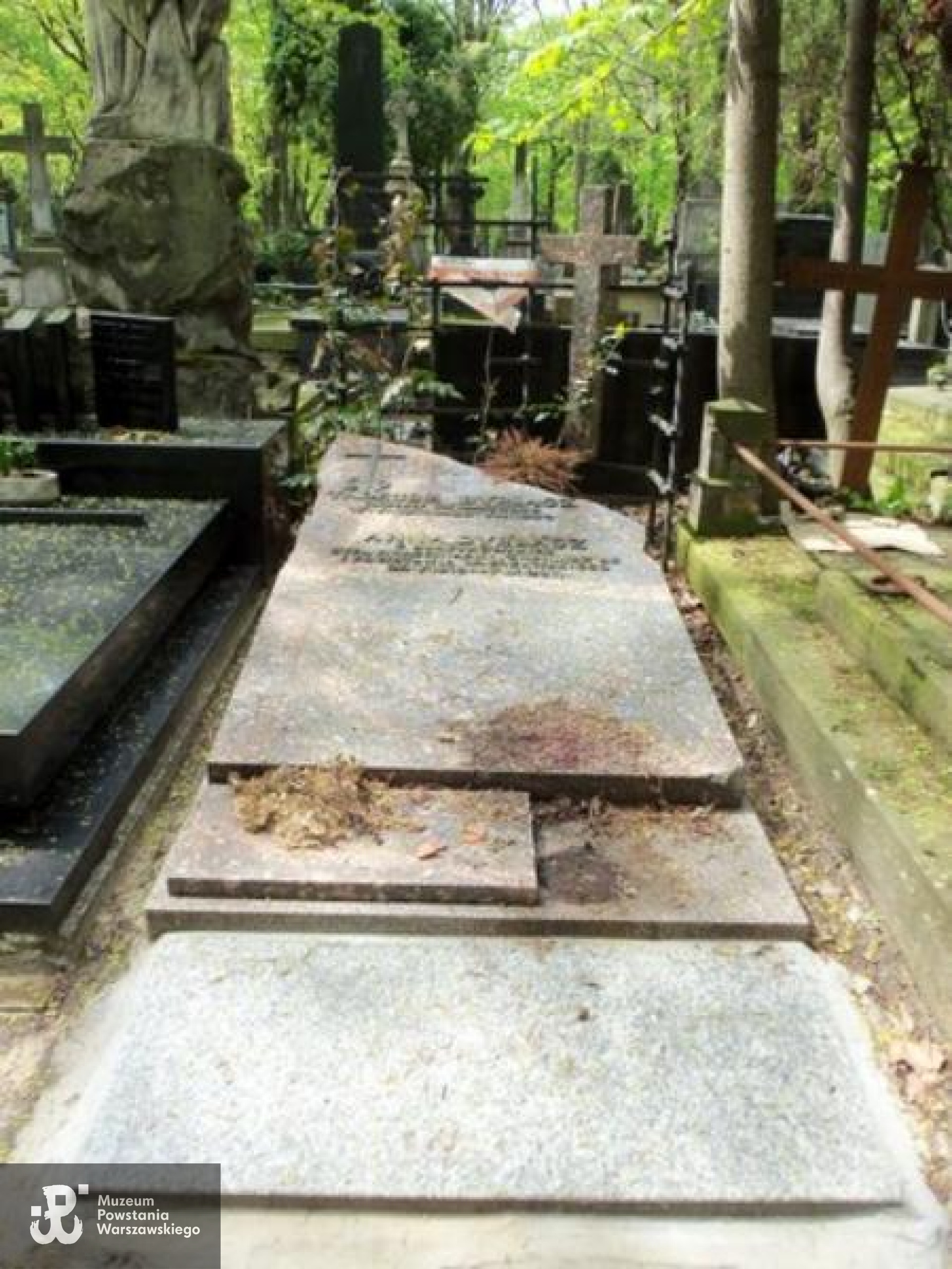 Mogiła Anny i Tadeusza Dyrlaczów na Cmentarzu Powązkowskim w Warszawie. Fot. Warszawskie Zabytkowe Pomniki Nagrobne <i>cmentarze.um.warszawa.pl</i>