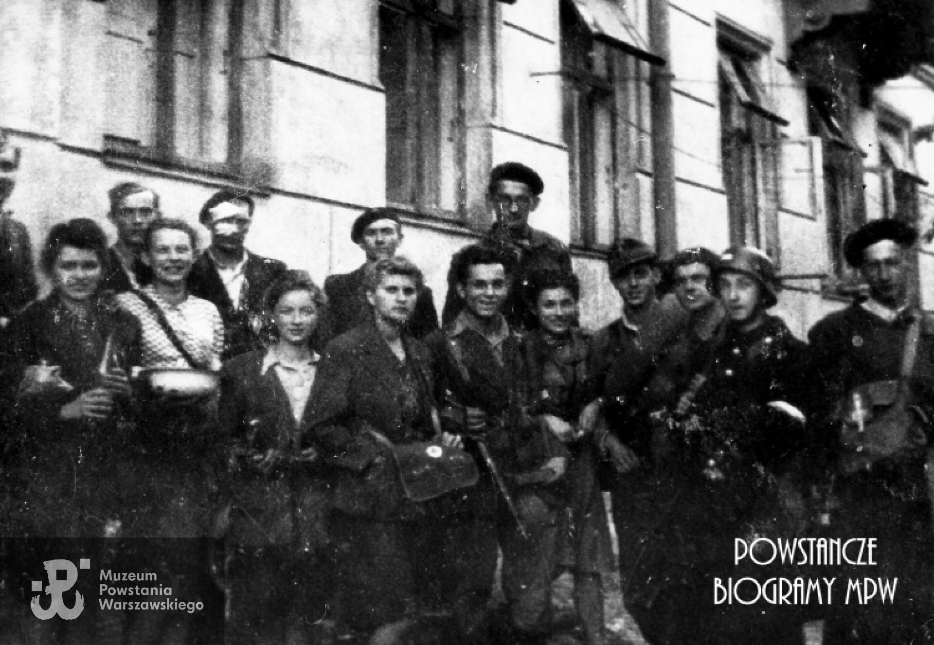 Powstanie Warszawskie, Aleksandra Bohomolec stoi piąta od lewej