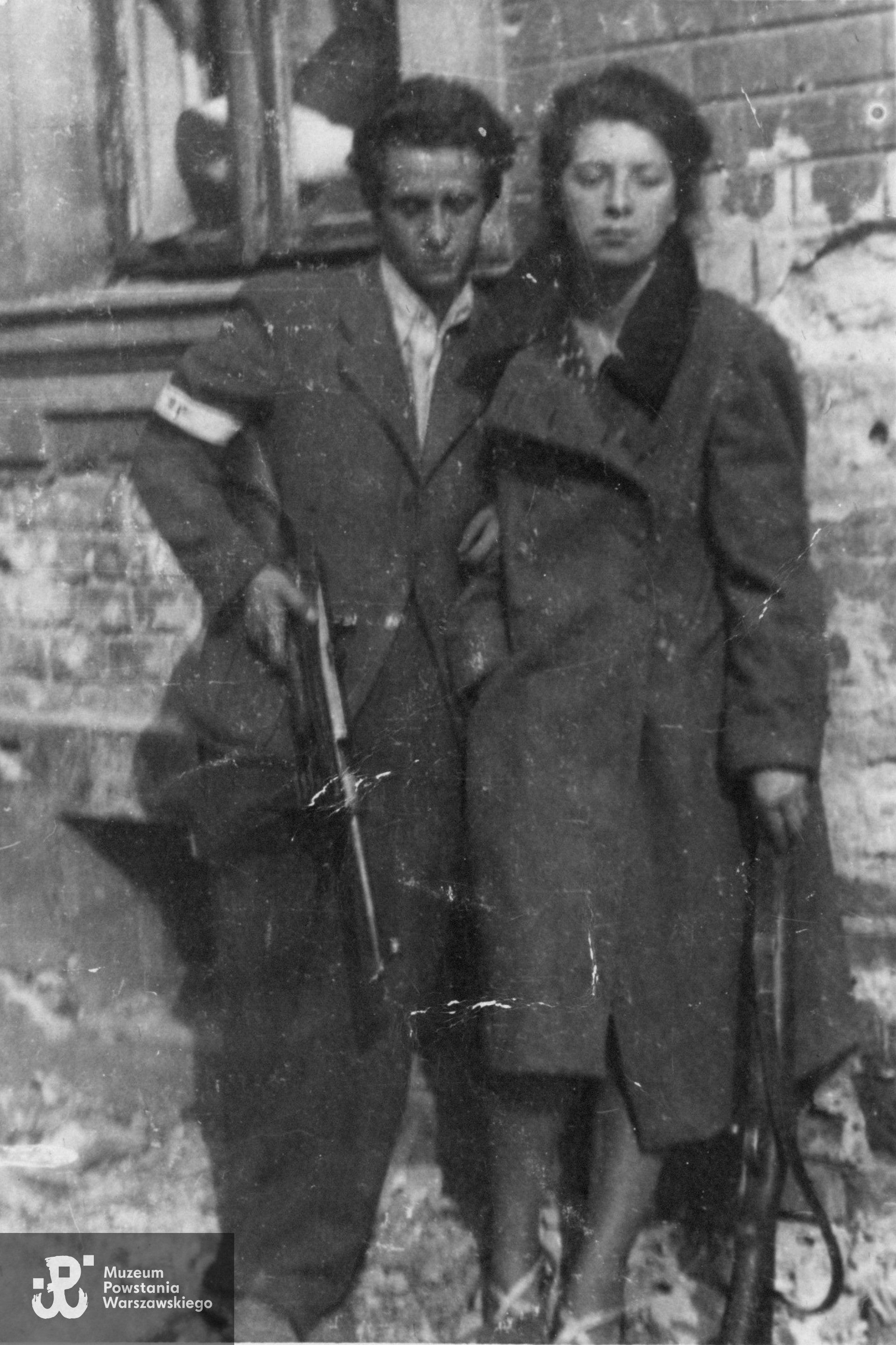 Fotografia z Powstania Warszawskiego, Śródmieście Południe, róg ul. Piusa XI (Pięknej) i Alej Ujazdowskich. Na zdjęciu żołnierze ze zgrupowania "Ruczaj" z kompanii "Habdank" łączniczka "Basia" - Barbara Mączyńska i  strz. Adam Zbigniew Domański ps. Zbyszek. Fotografia pochodzi ze spuścizny po Adamie Zbigniewie Domańskim, udostępniła p. Zofia Elżbieta Grzebalska z d. Domańska, córka Powstańca. Skany wykonano w Muzeum Powstania Warszawskiego w lutym 2024 r. 