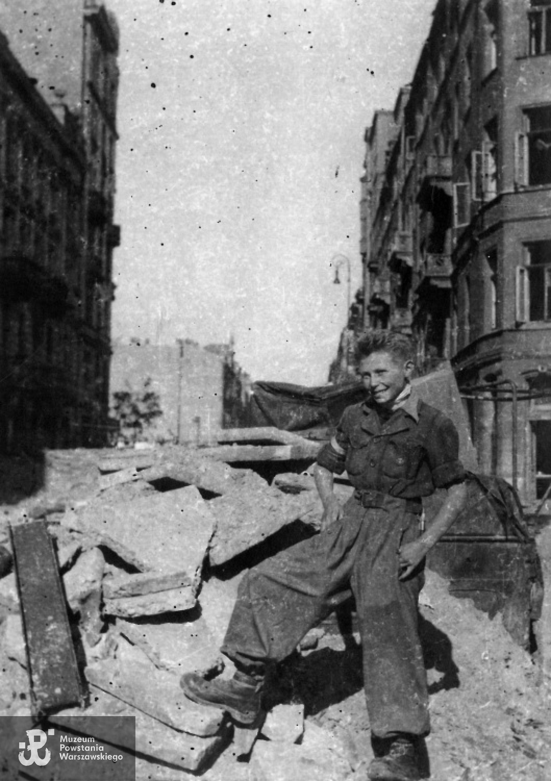 Na barykadzie u zbiegu Mokotowskiej i Pięknej, pierwsza połowa września 1944. Fot. archiwum rodzinne