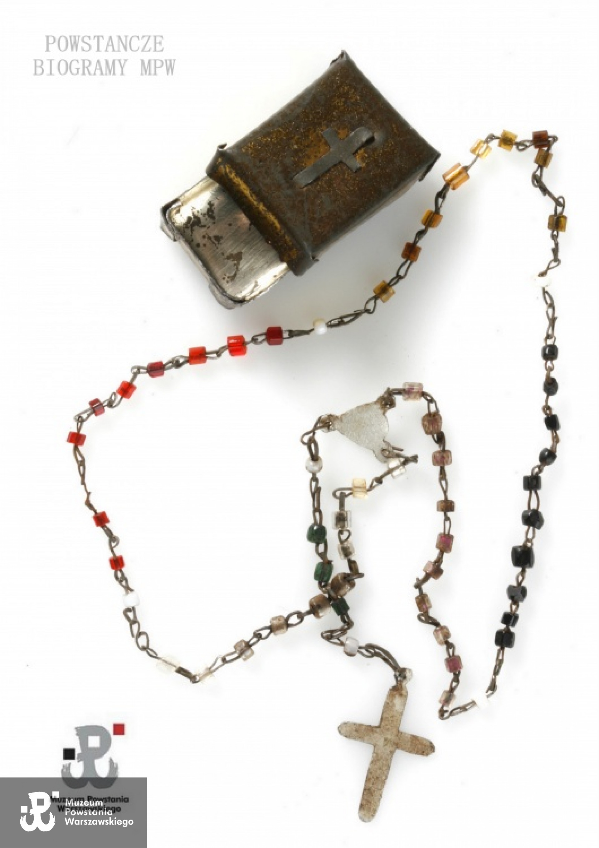 Różaniec wykonany przez  Danutę Szydelską w obozie jenieckim VI C w Oberlangen -  zrobiony z koralików z damskiej torebki. Miniaturowe pudełeczko do niego "Danusia" zrobiła z puszki po konserwach. Ze zbiorów Muzeum Powstania Warszawskiego.