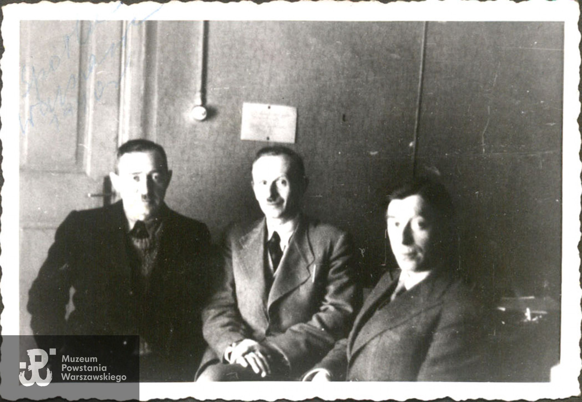 Zdjęcie okupacyjne - trzej wspólnicy firmy "St. Kozłowski i S-ka" - Władysław Moczydłowski, Stanisław Kozłowski i Bolesław Jankowski, sprzedaż towarów żelaznych, spółka jawna". Pierwszy od lewej, to Bolesław Jankowski, drugi lub trzeci Stanisław Kozłowski, z którym Bolesław poszedł do Powstania i razem służyli w tej samej kompanii Grupy Bojowej "Krybar".