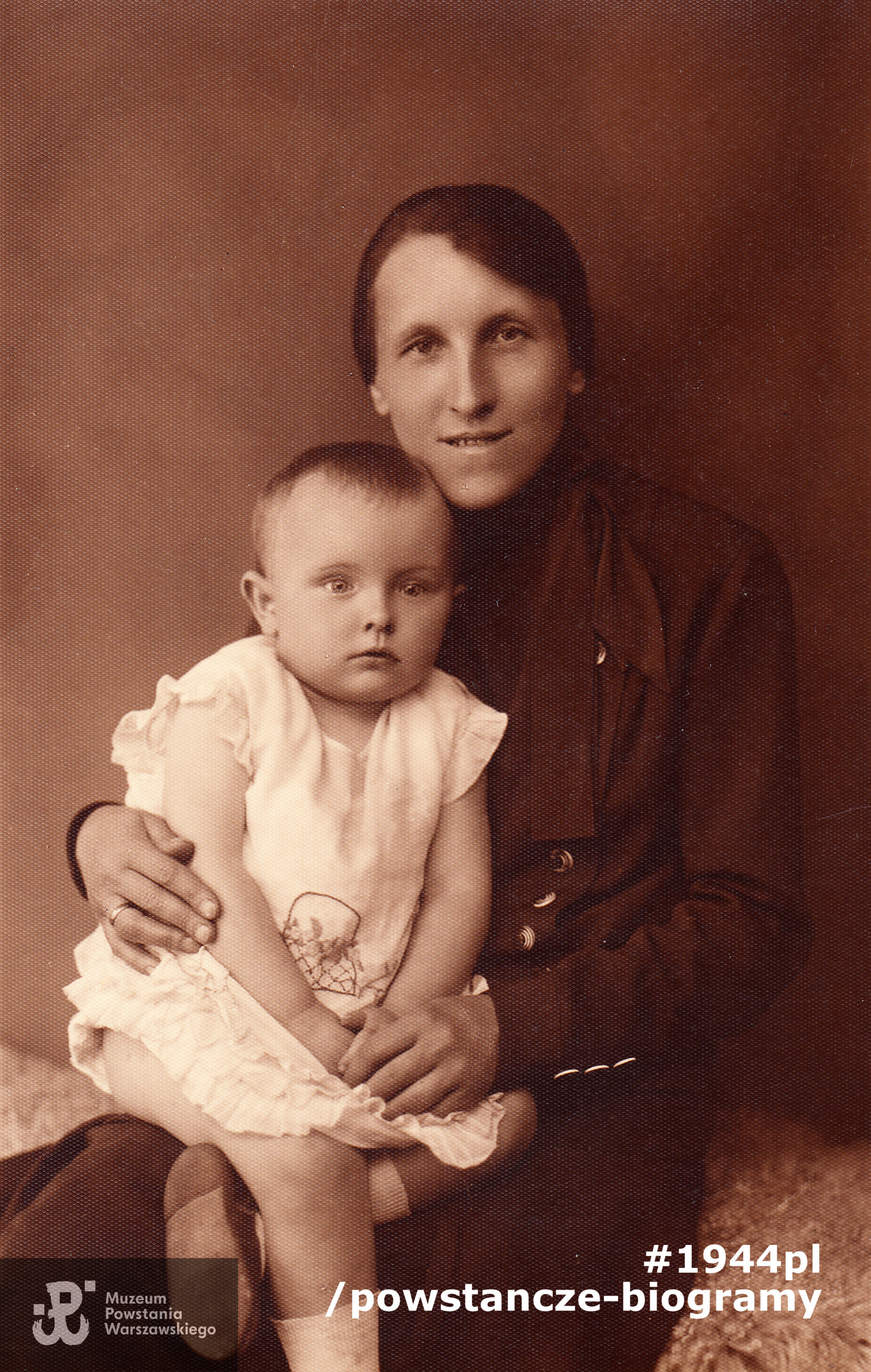 Mała Alina z matką <a href =  https://www.1944.pl/ofiary-cywilne/julia-riedel,57702.html> Julią Riedel</a>. Fot. ze zbiorów  rodzinnych, udostępniła p. Agnieszka Nagalska z domu Riedel