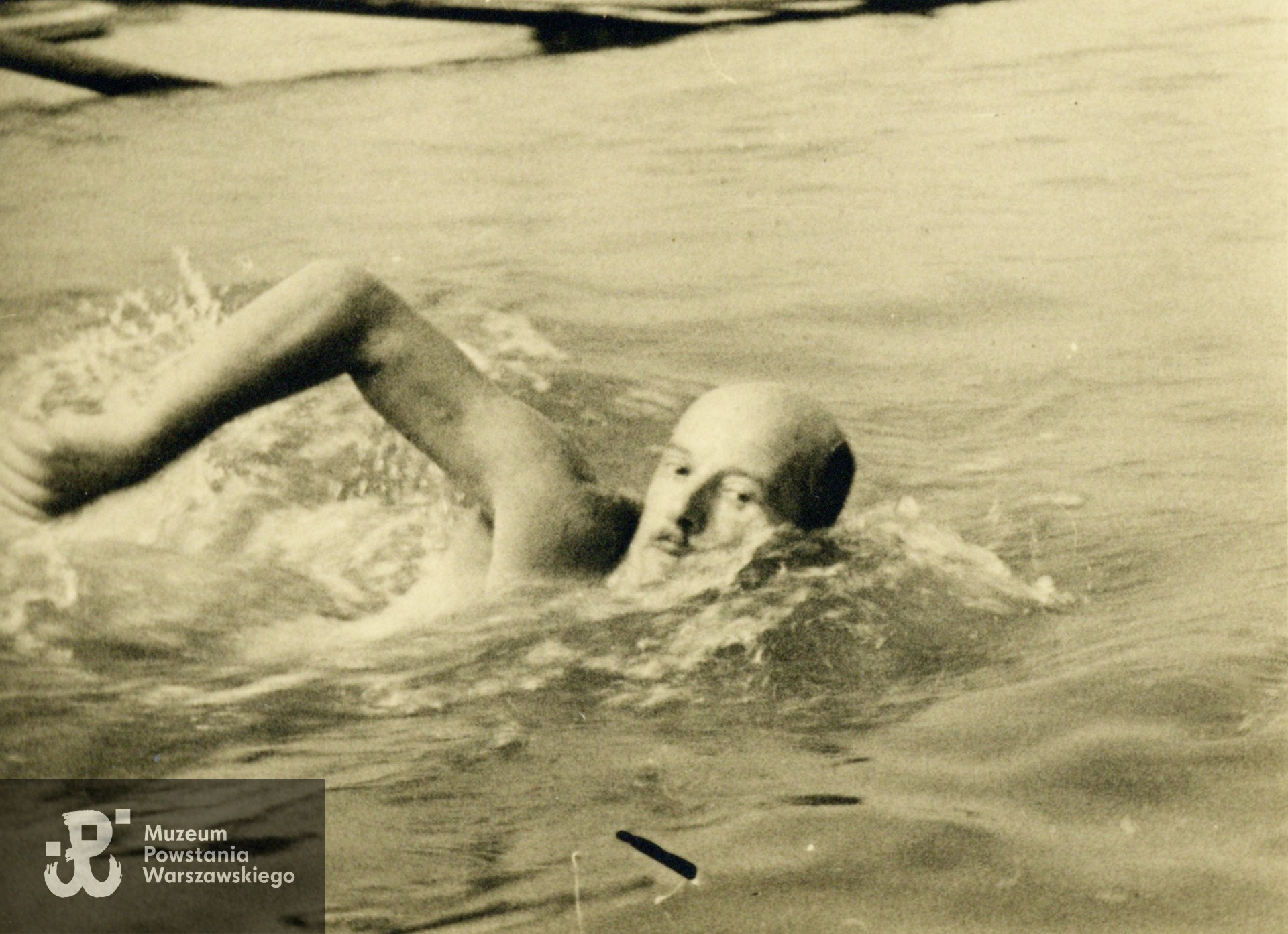 Tadeusz Semadeni płynący kraulem po Wiśle.  Fot. z archiwum rodziny Semadenich, do wykonania kopii udostępnił p. Zbigniew Semadeni.  Tadeusz Semadeni w roku 1922 utworzył i prowadził Polski Związek Pływacki, był jego kapitanem sportowym, a także przedstawicielem Polski w FINA na olimpiadzie w Amsterdamie (1928) i kierownikiem zespołu polskich pływaków na Olimpiadzie w Berlinie (1936). W 1923 r. ustanowił pierwszy oficjalny rekord Polski na 100 m stylem dowolnym. 