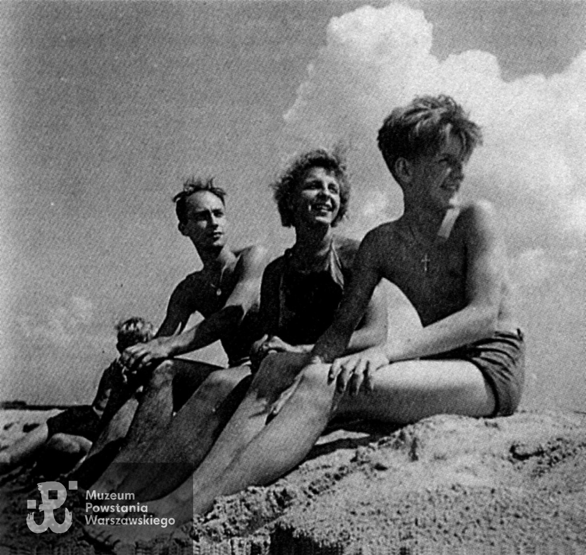 Okupacja. Krzysztof Głuchowski z Anną Branicką (w AK - "Późna" ) i Bernardem de Roquefeuil (w AK - "Józef Zieliński") nad Wisłą koło ujścia rzeki Wilanówka, początki lata 1944 roku. Ostatnie zdjęcie przed Powstaniem Warszawskim. Fot. z archiwum rodzinnego Krzysztofa Głuchowskiego.