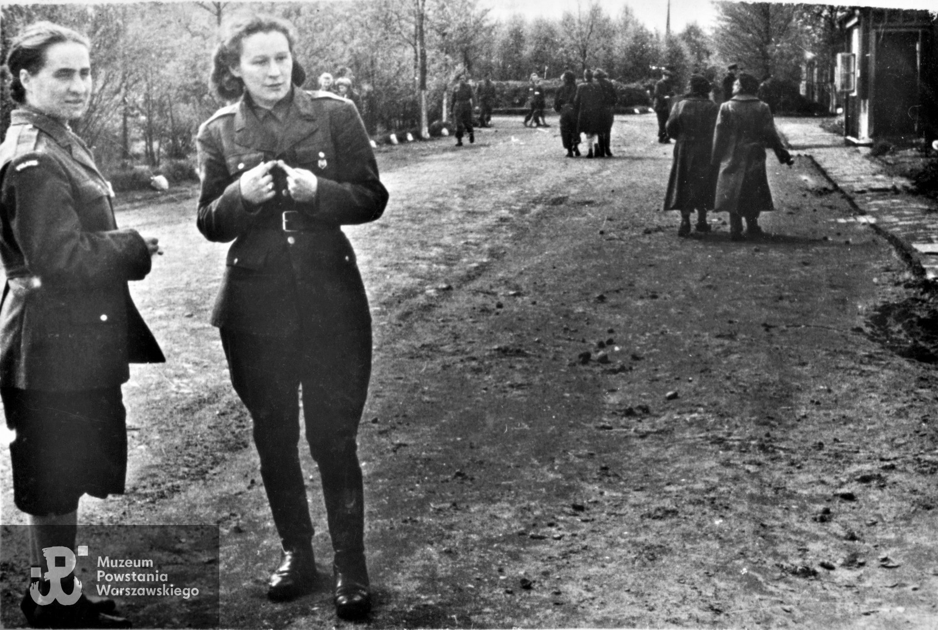 Niederlangen (Dolna Saksonia, w powiecie Emsland), 1945 r. Na zdjęciu od lewej: Irena Fajge, Maria Zapart. Fot. z archiwum rodzinnego p. Marii Elżbiety Dembek z d. Zapart, udostępnił syn, p. Roman Dembek