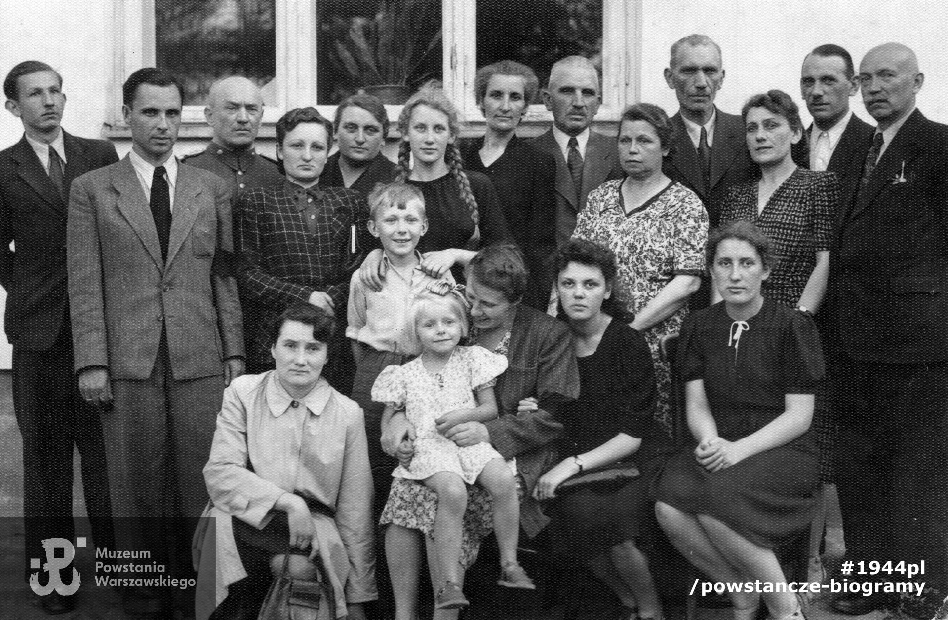 Ostatnia wspólna fotografia rodzinna wykonana przed Powstaniem Warszawskim  podczas pogrzebu ojca dziewcząt - Władysława Pawłowskiego, dn. 26.06.1944 r. Widoczne w górnym rzędzie: Maria Pawłowska, po wojnie Turowska (6 od lewej), obok niej stoi matka,  Pelagia Pawłowska (7. od lewej).  W dolnym rzędzie siedzą   córki Halina (druga od prawej) oraz Barbara (pierwsza z prawej). Fot.  ze zbiorów rodzinnych udostępniła Pani Agnieszka Podlewska.
