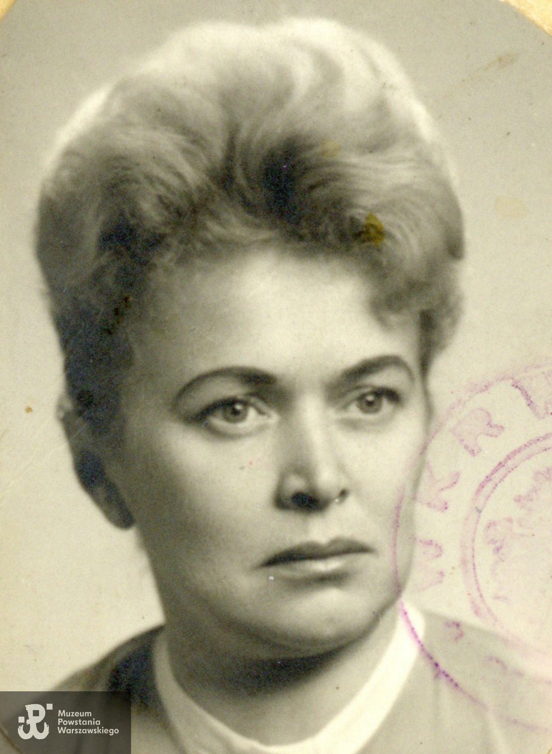 Donata Ofmańska (Kurmanowska), 1964 rok. Zdjęcie dołączone do książeczki wojskowej.