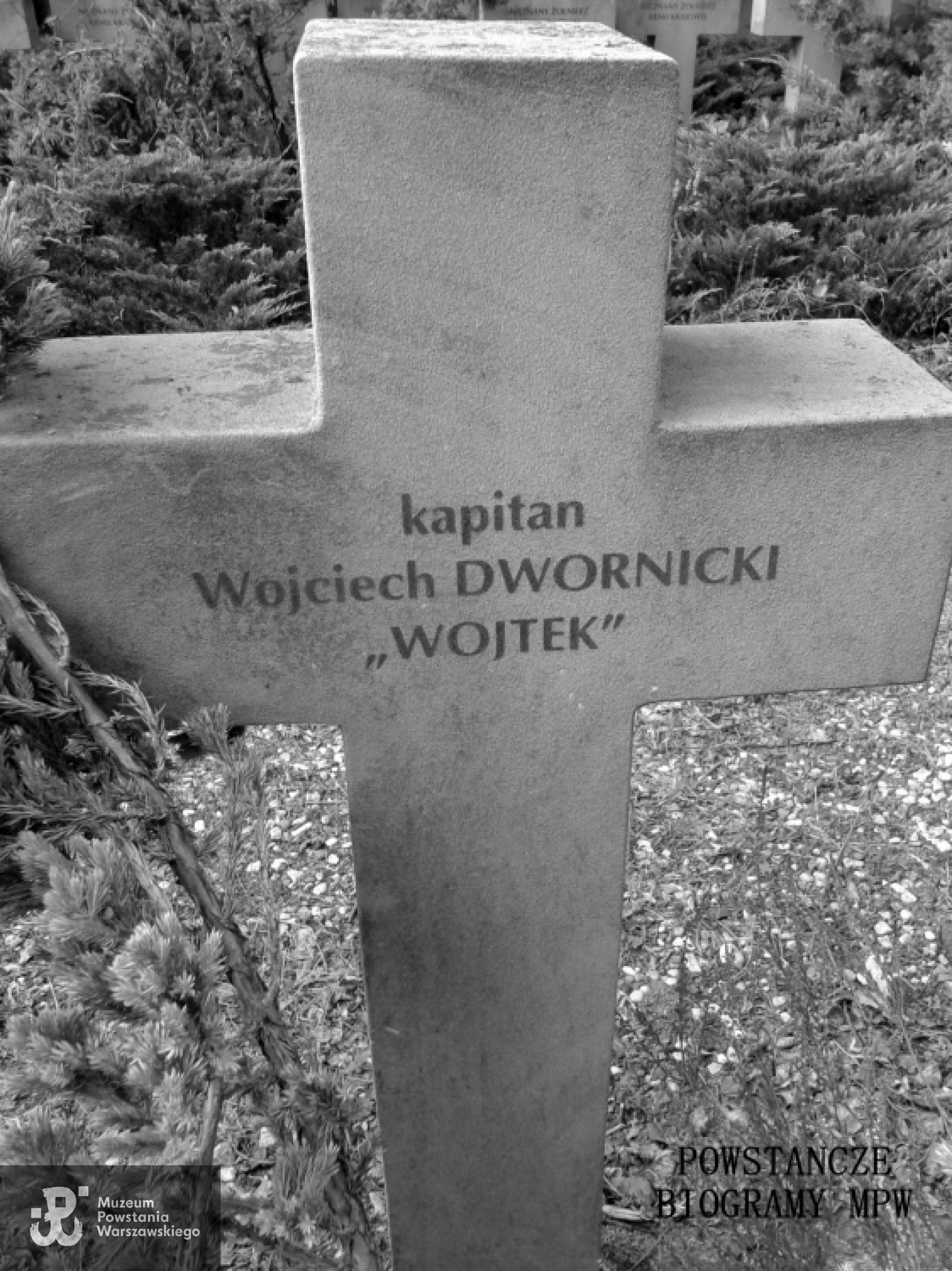 Mogiła kapitana Wojciecha Dwornickiego ps. "Wojtek" na Cmentarzu Wojennym w Budach Zosinych. Fot. Mariusz Skroński