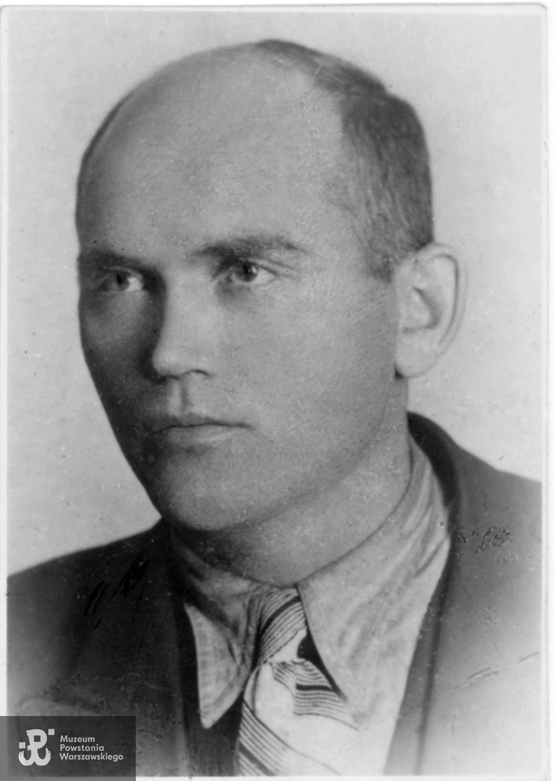 Fotografia portretowa znajdująca się w zbiorach Biblioteki Uniwersyteckiej w Warszawie. Skan materiały do Słownika Biograficznego Uczestników Powstania Warszawskiego