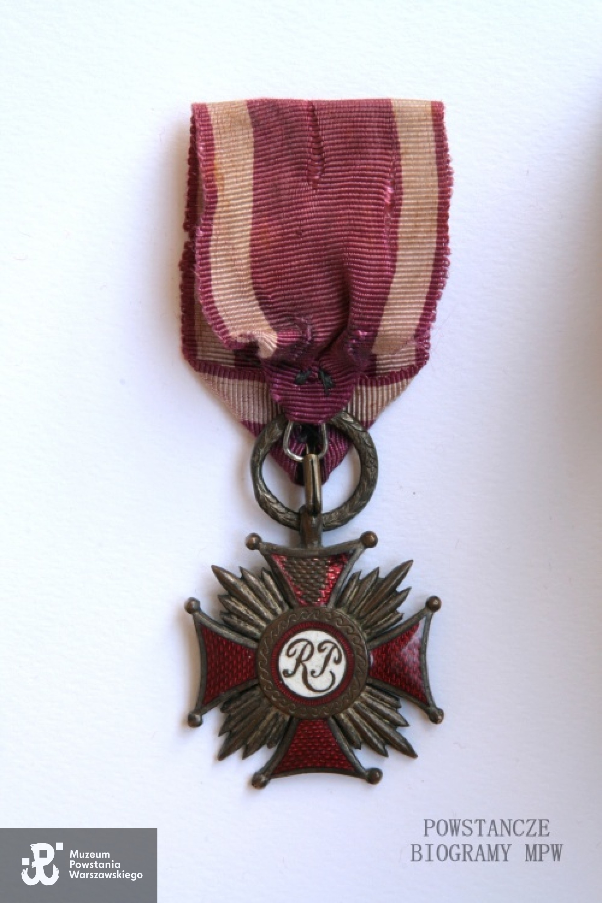 Srebrny Krzyż Zasługi z Mieczami. Z archiwum rodzinnego córki.