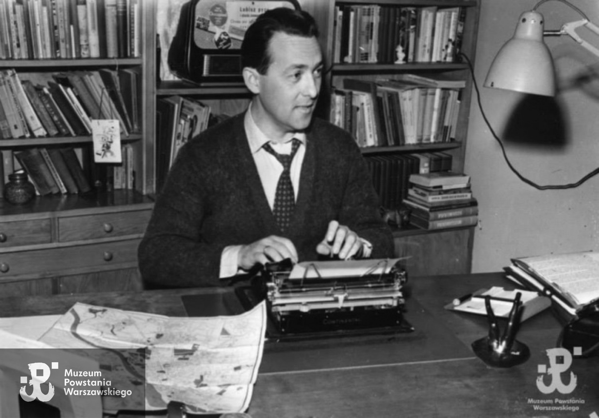 Warszawa, 1960. Olgierd Budrewicz podczas pracy w domowym gabinecie. Fot. NN / MPW