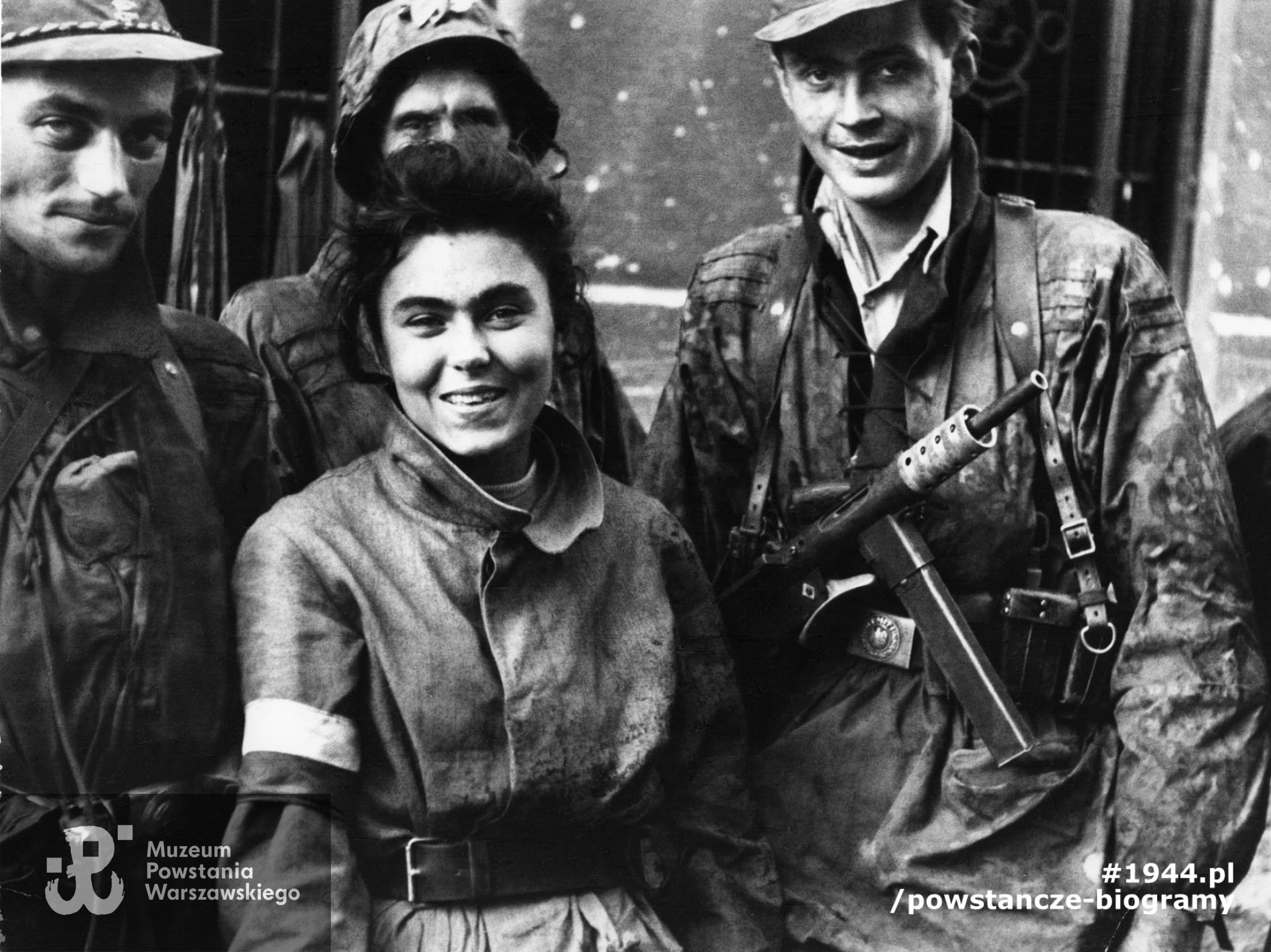 Powstanie Warszawskie, 1.09.1944 r. ul. Warecka - rejon włazu kanałowego po wyjściu obrońców Starego Miasta z kanałów. W środku Zofia Dąbrowska "Myszka", po prawej Waldemar Papiński "Pancerz" (z pistoletem maszynowym "Błyskawica"). Fot. ze zbiorów Muzeum Powstania Warszawskiego, sygn. MPW-IK/4541, zbiór Stanisława Kopfa