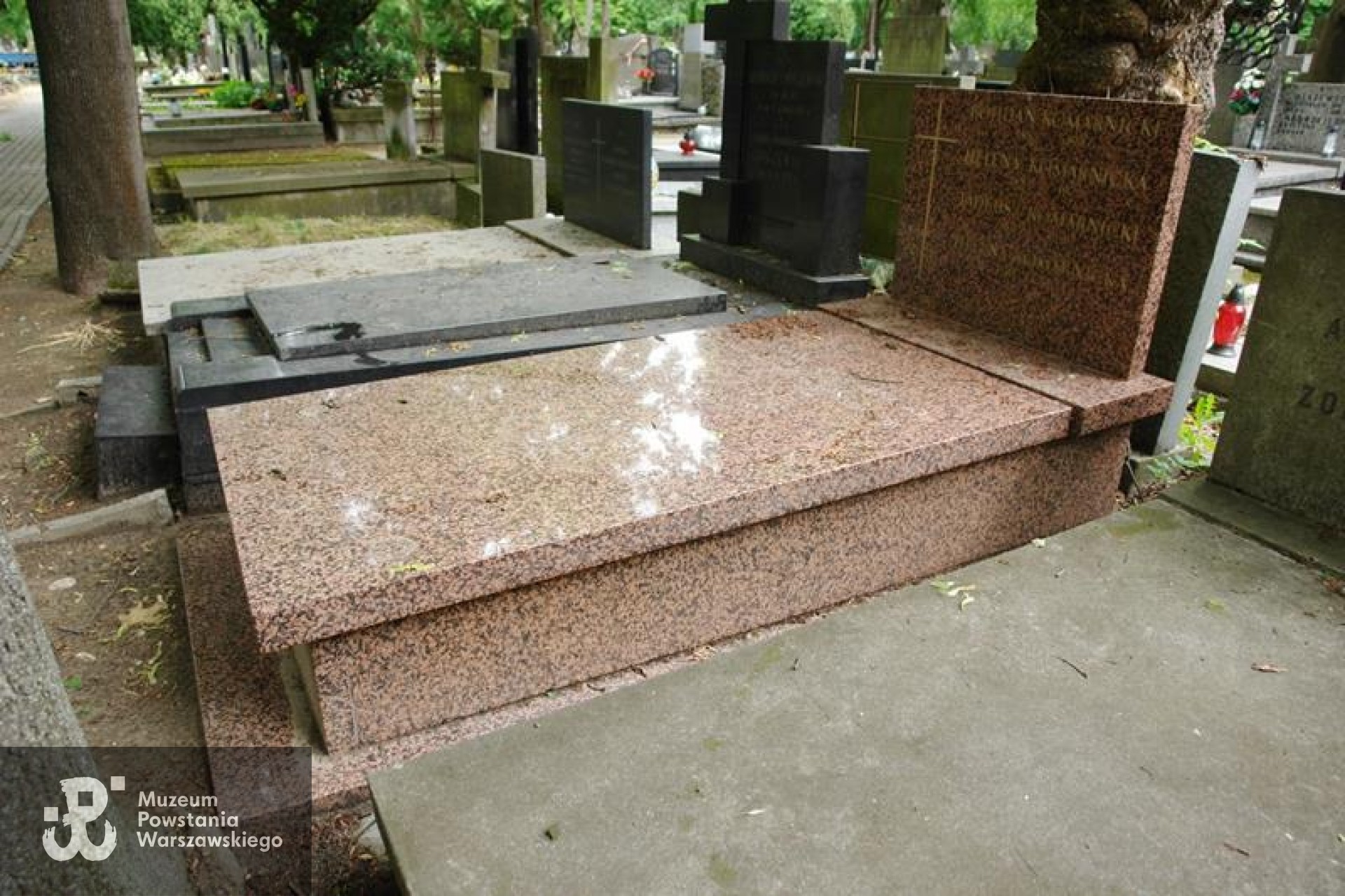 Cmentarz Powązkowski w Warszawie, kwatera  131, rząd 6, grób 8 - miejsce symbolicznego upamiętnienia Czesława Komarnickiego. Fot. Warszawskie Zabytkowe Pomniki Nagrobne:  serwis mapowy m. st. Warszawy: <i>cmentarze.um.warszawa.pl</i>