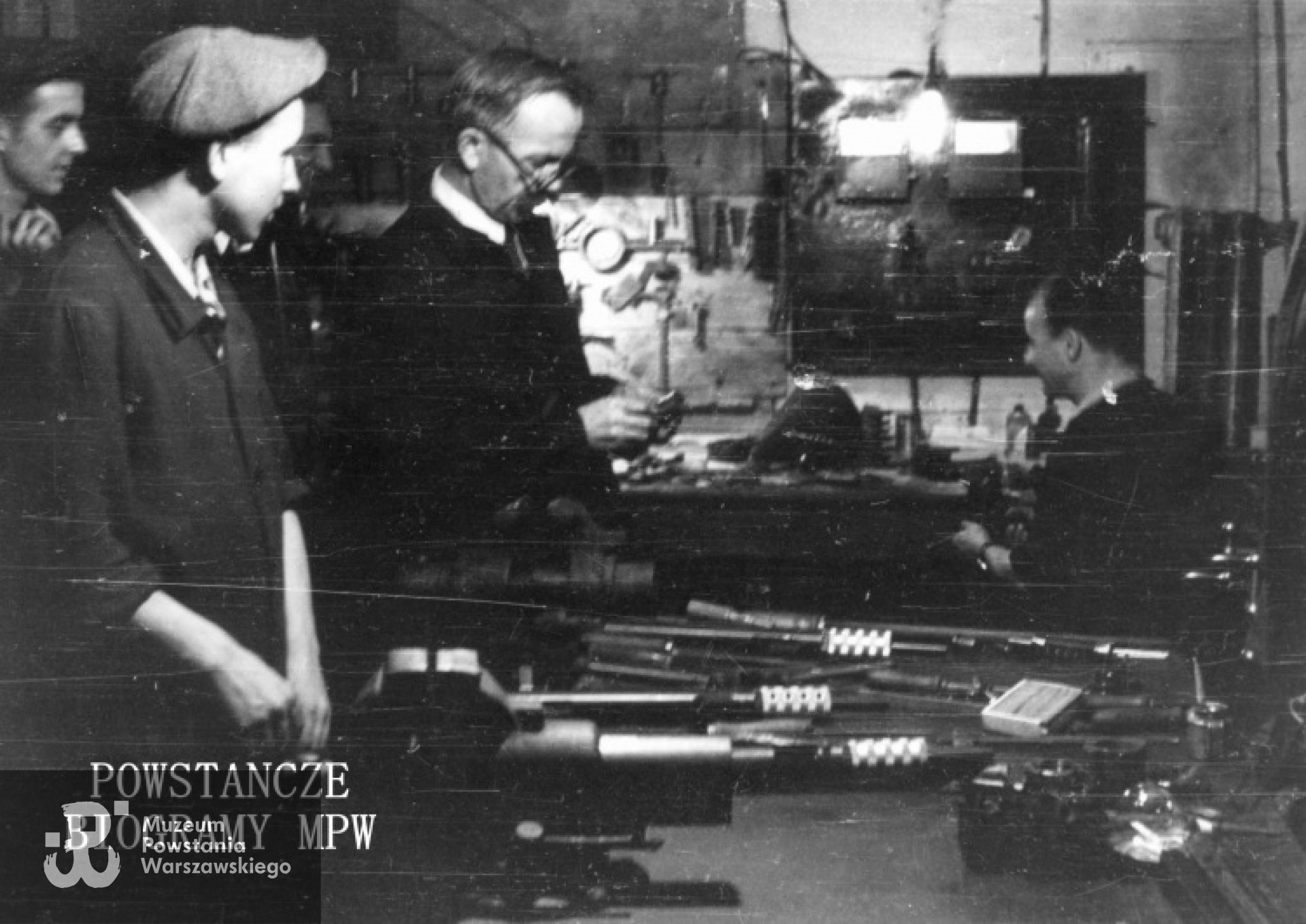 Montownia pistoletów maszynowych "Błyskawica" przy ulicy Boduena 2; od prawej siedzi st. sierż. Józef Pajączkowski "Stach Czarny". Fot. autorstwa Eugeniusza Lokajskiego. Ze zbiorów Fototeki MPW, sygn. MPW-IN/366