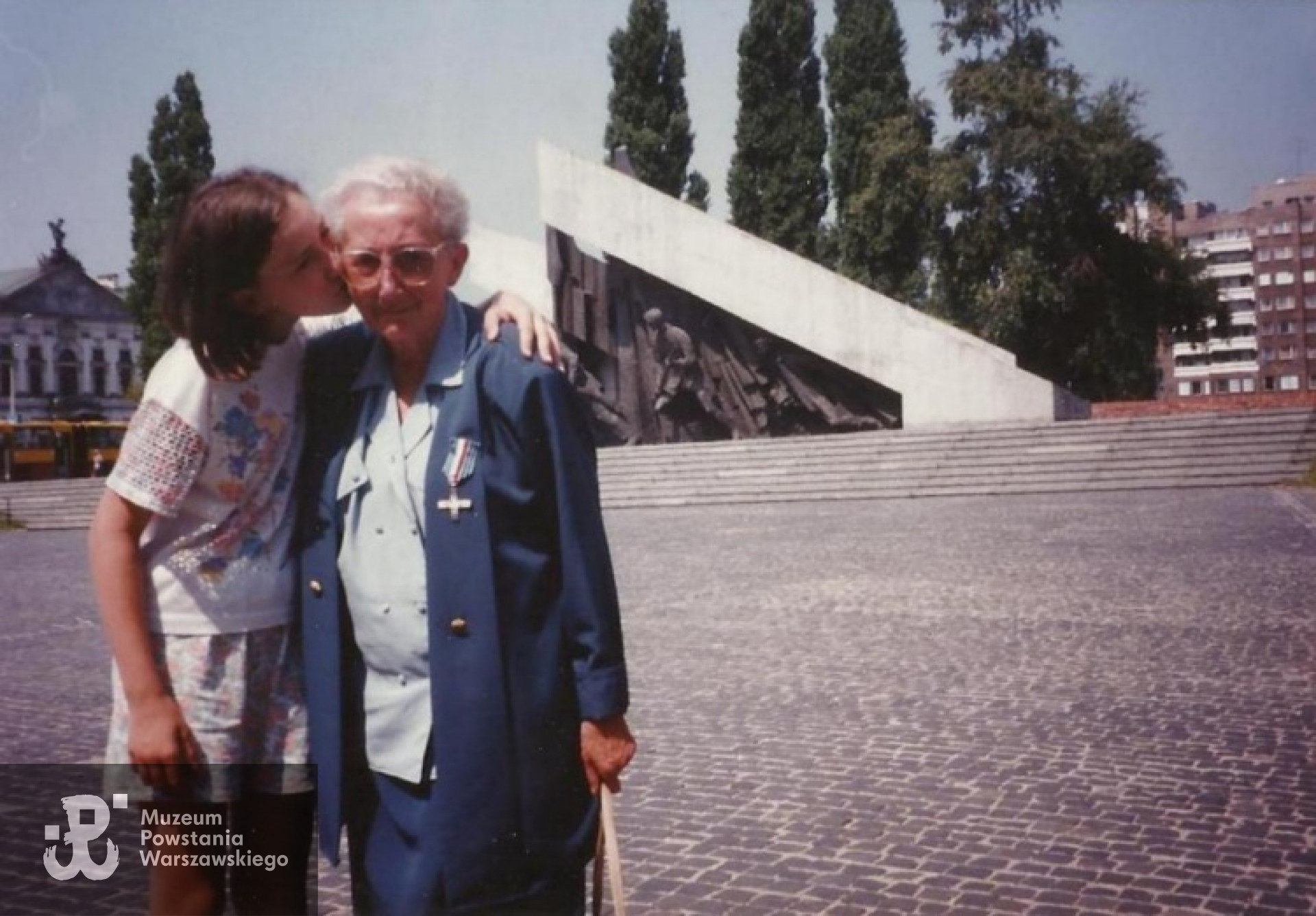 Warszawa, Plac Krasińskich, przy pomniku Powstania Warszawskiego.  Zdjęcie z archiwum rodzinnego córki.