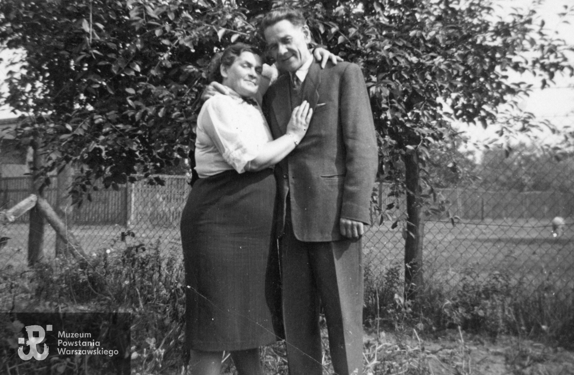 Stefan Boczek "Karski", na zdjęciu z siostrzenicą Stefanią Tyras. Fot. ze zbiorów rodzinnych, udostępniła p. Julia Wiktorska-Wołczak. Skany wykonano w Muzeum Powstania Warszawskiego, 05/2025