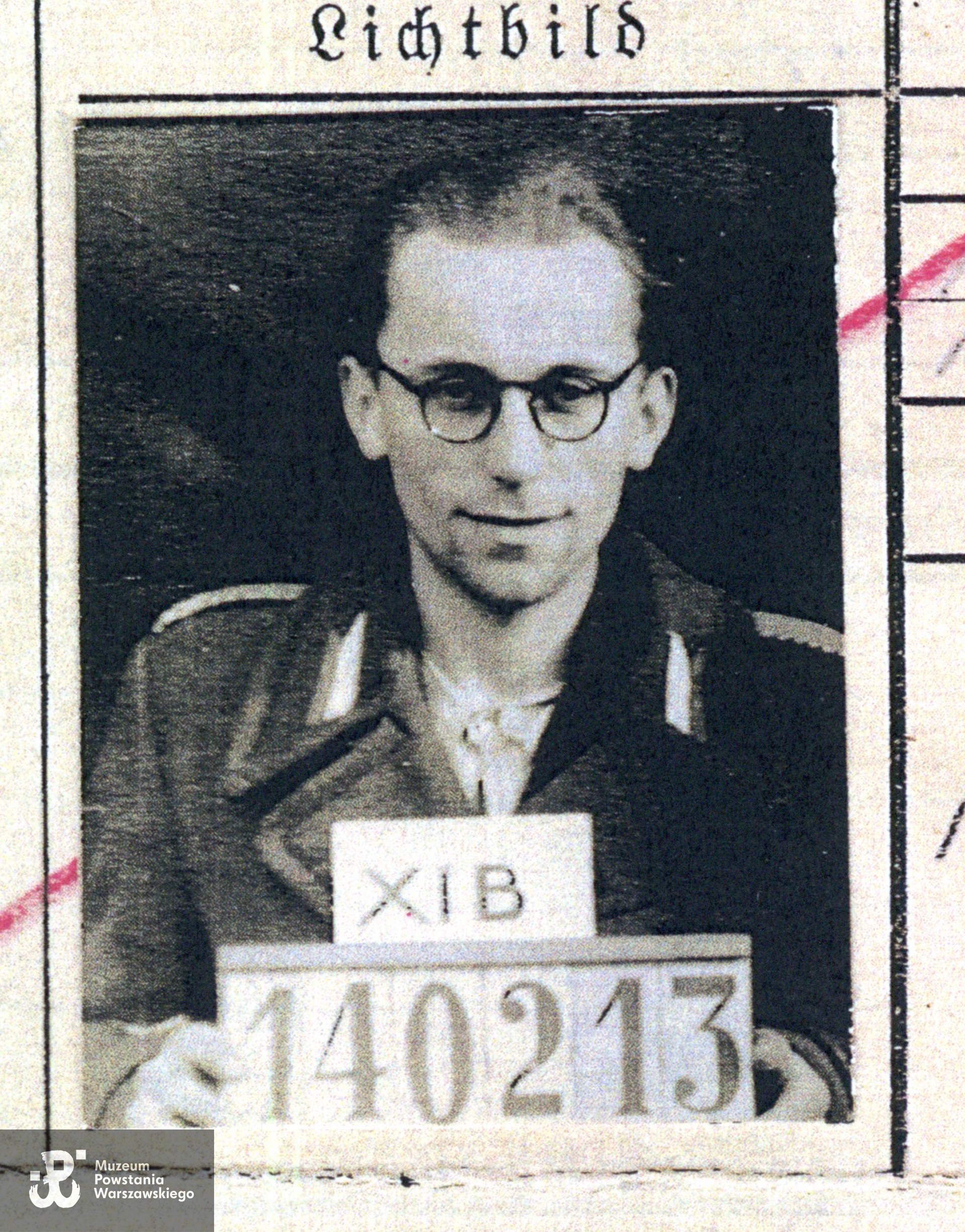 Fotografia wykonana Jerzemu w obozie jenieckim Stalag XI B Fallingbostel. Skan z kserokopii,  Muzeum Powstania Warszawskiego, Teczki personalne uczestników Powstania Warszawskiego: Wilhelmi Jerzy. 