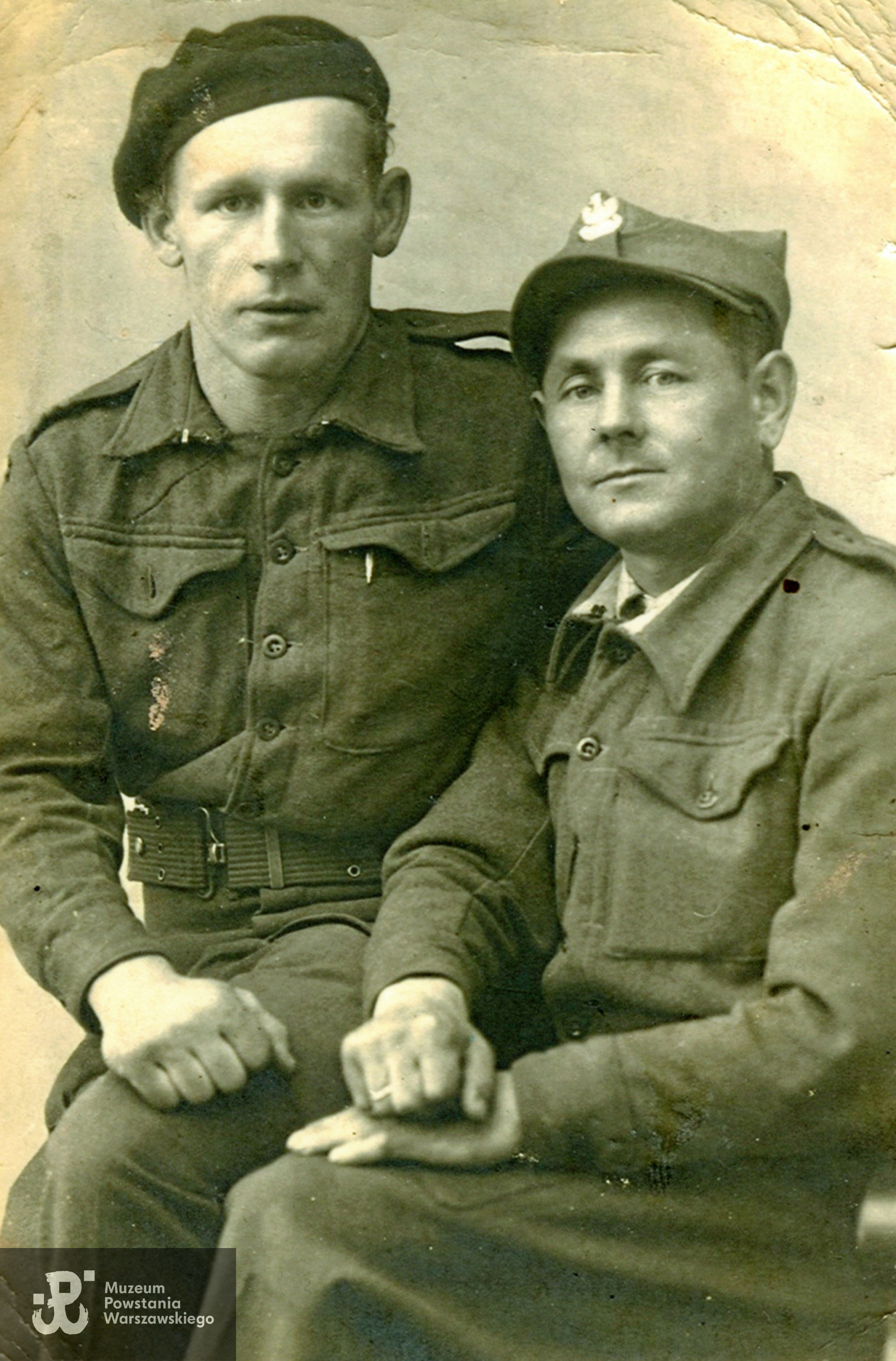 kpr. Stefan Wiśniewski "Robal" (1908-1951). Na zdjęciu po prawej, w roku 1946 po powrocie do kraju drogą przez Legnicę. Fot. ze zbiorów Muzeum Powstania Warszawskiego, sygn. P/9767, dar p. Barbary Czarneckiej, córki Stefana Wiśniewskiego.