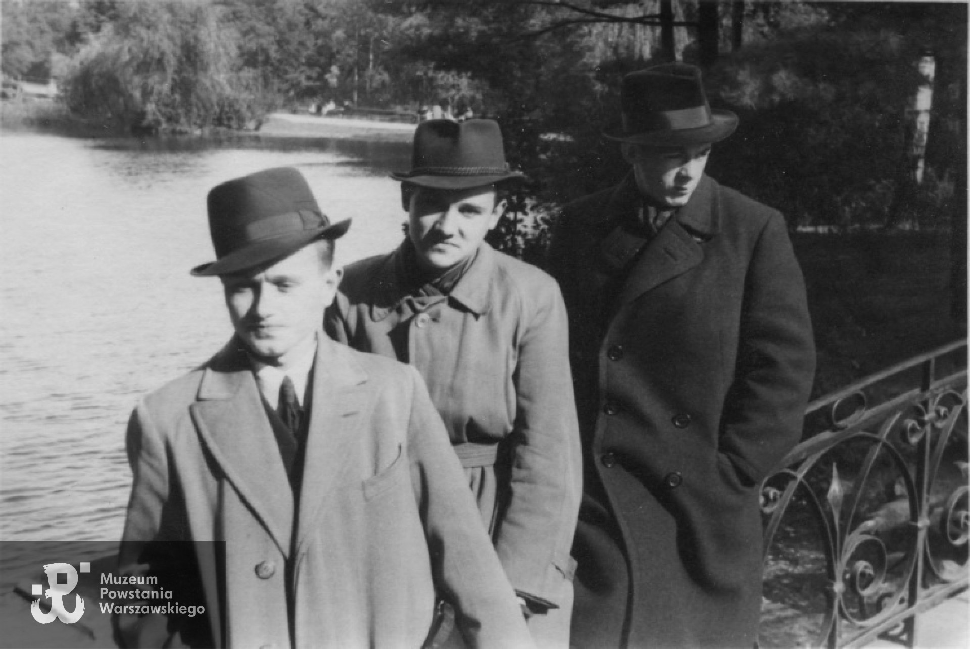 Zdjęcie z lat okupacji, pierwszy od lewej Witold Bartnicki