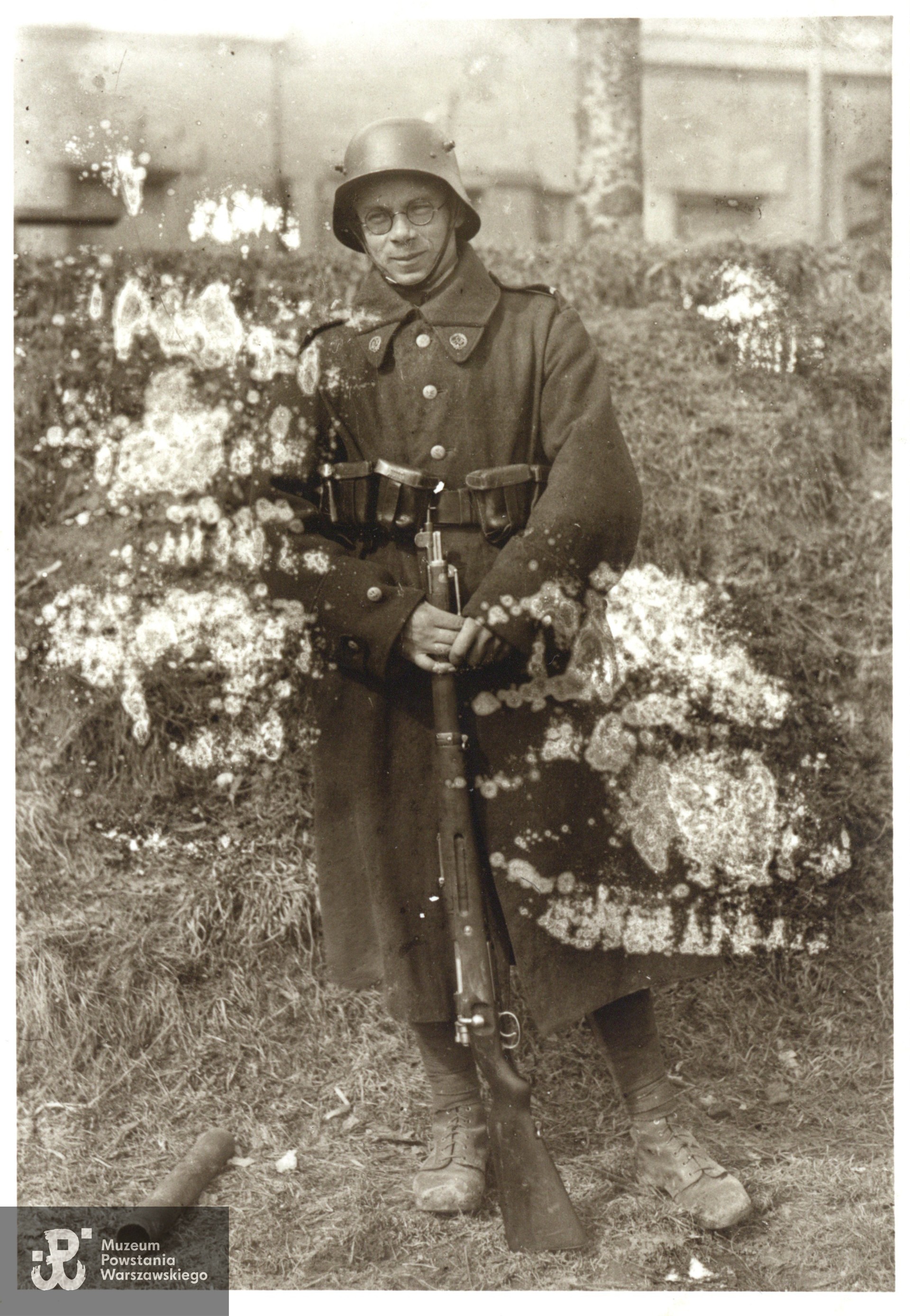 por. Julian Barkas (Barkas-Włodarczyk) ps. Sawicz. Fot. ze zbiorów rodzinnych, udostępnił p. Michał Barkas, wnuk Powstańca. Skan wykonano w Muzeum Powstania Warszawskiego, 04/2025