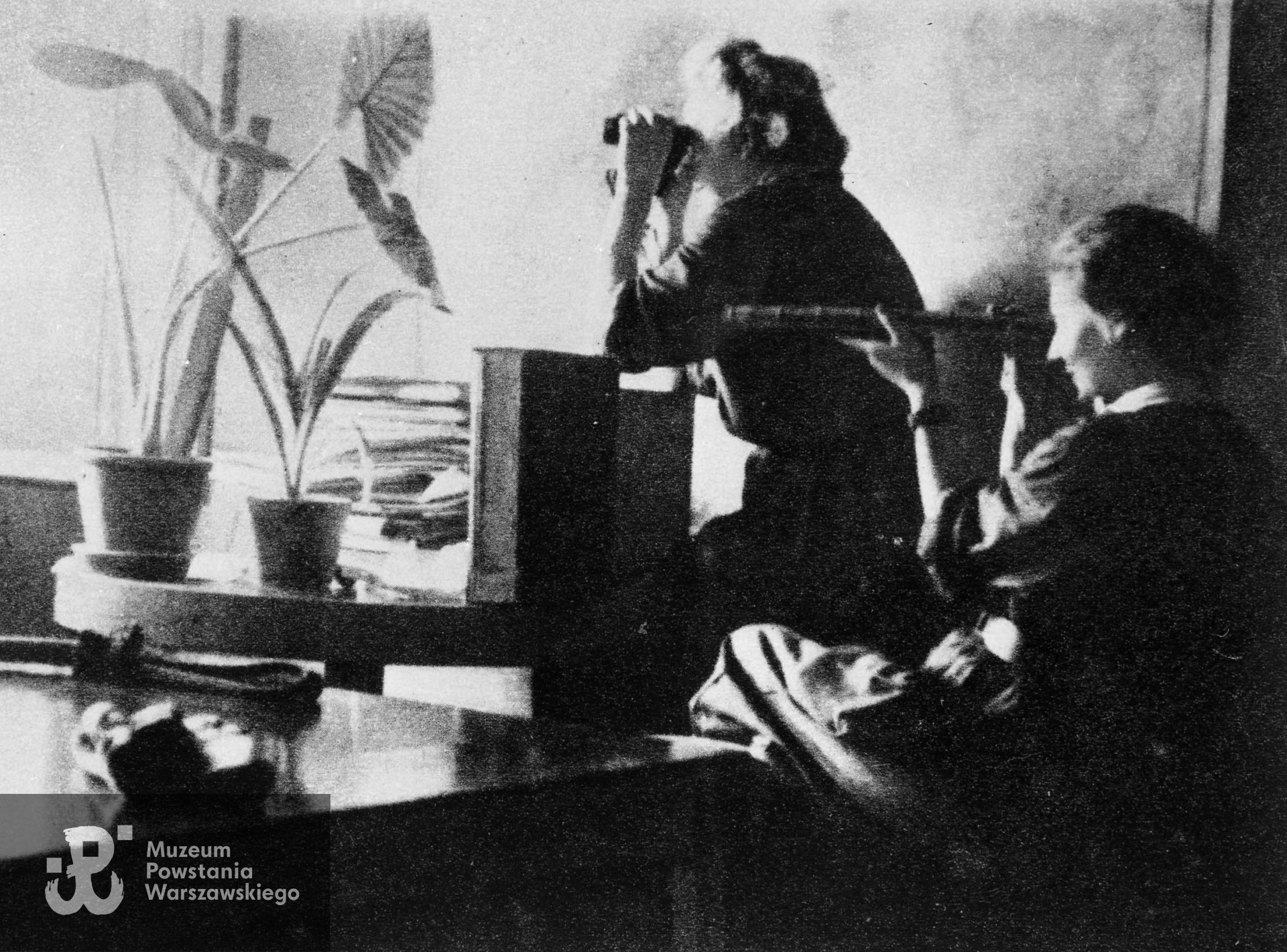 Fotografia z Powstania Warszawskiego, autor nieznany. Czerniaków, stanowisko obserwacyjne. Widoczna na zdjęciu  "Isia" - Jadwiga Tomaszewska - Podrygałło. Fot. ze zbiorów Muzeum Powstania Warszawskiego, sygn. MPW-IH/69