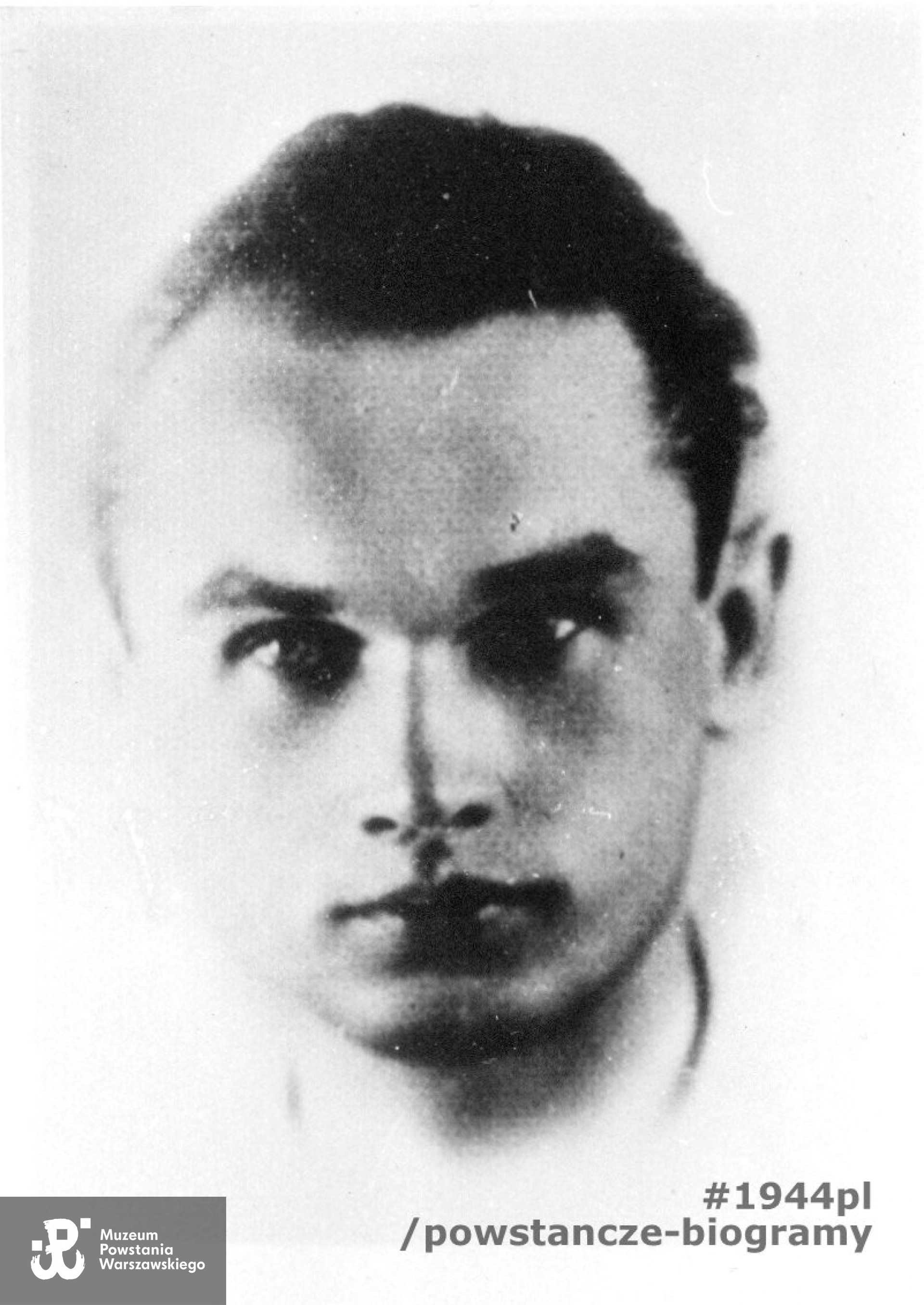 Janusz Kazimierz Zawodny ps. "Miś" (1921-2012). Skan: materiały do Słownika Biograficznego Uczestników Powstania Warszawskiego - Pokój Kombatanta. Fotografia pochodzi ze zbiorów p. Andrzeja Dławichowskiego. Skan wykonano w Muzeum Powstania Warszawskiego (2020). 