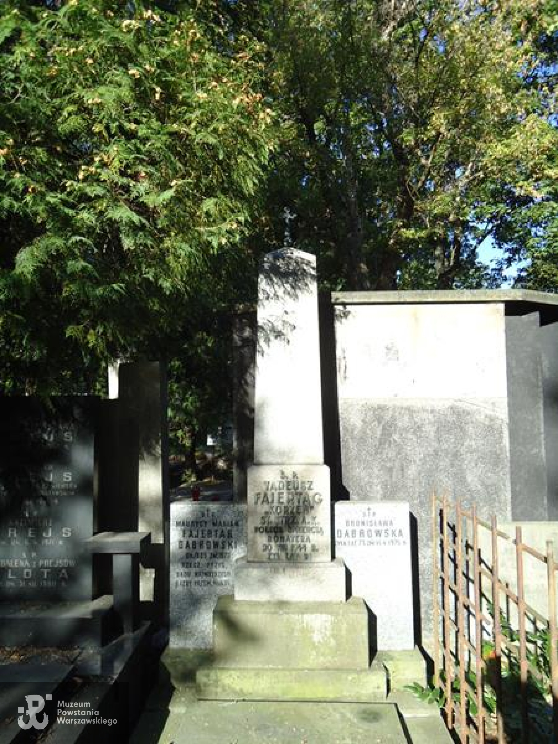 Mogiła rodziny Fajertajgów na Cmentarzu Powązkowskim w Warszawie. Fot. Warszawskie Zabytkowe Pomniki Nagrobne:  <i>cmentarze.um.warszawa.pl</i>