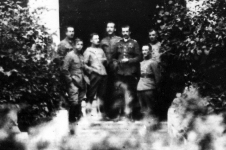 Rok 1919 - 7. Pułk Ułanów Lubelskich. Stanisław Stefan Głuchowski (w pierwszym rzędzie pierwszy od prawej) w towarzystwie brata Janusza (w ciemnym mundurze) i przyjaciół.