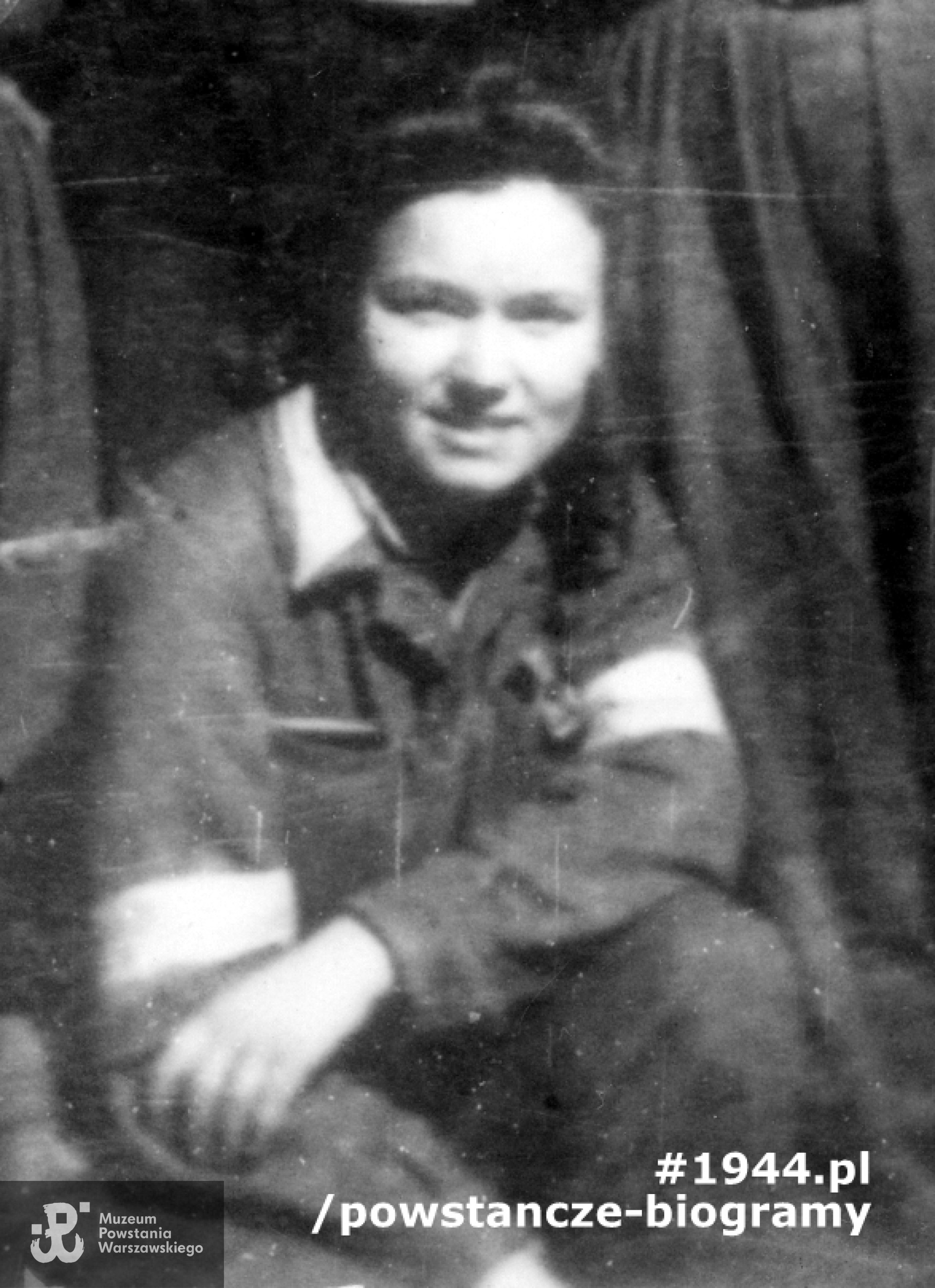 Fotografia z Powstania Warszawskiego. Śródmieście Południowe. Blanka Mayer w grupie  łączniczek i sanitariuszek z 3. Batalionu Pancernego "Golski" na dziedzińcu Wydziału Architektury Politechniki Warszawskiej przy  ul. Lwowskiej  12. Powiększony fragment fot. ze zbiorów Muzeum Powstania Warszawskiego, sygn. MPW-IP/5904  