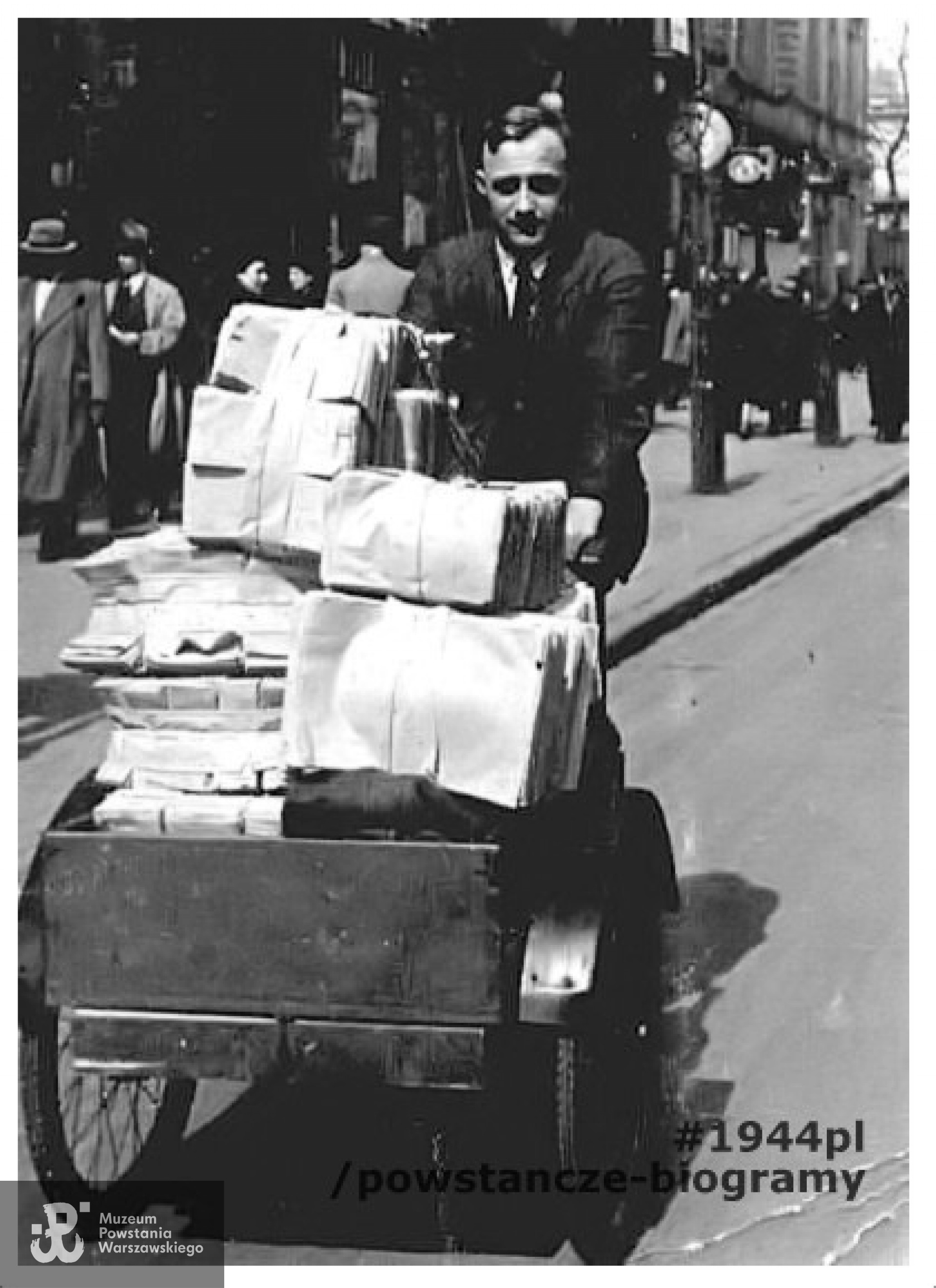 Marian Malinowski przewożący rikszą rowerową do odbiorców torebki wyprodukowane w swoim sklepie papierniczym. Warszawa 1942-1943 r. Fot. z archiwum rodzinnego p. Mieczysława Malinowskiego