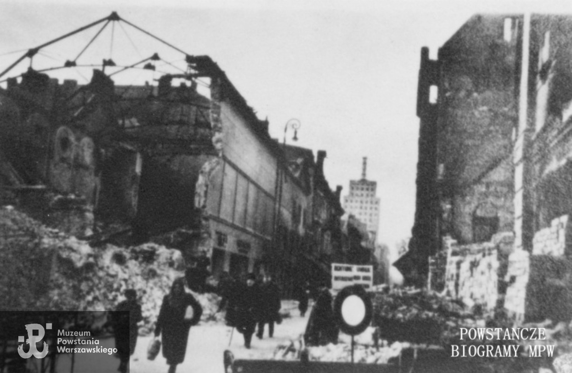 Ul. Świętokrzyska, w tle widoczny budynek Prudentialu. Fot. ze zbiorów MPW - sygn. P/8125, dar Antoniny Gawlickiej - Galej