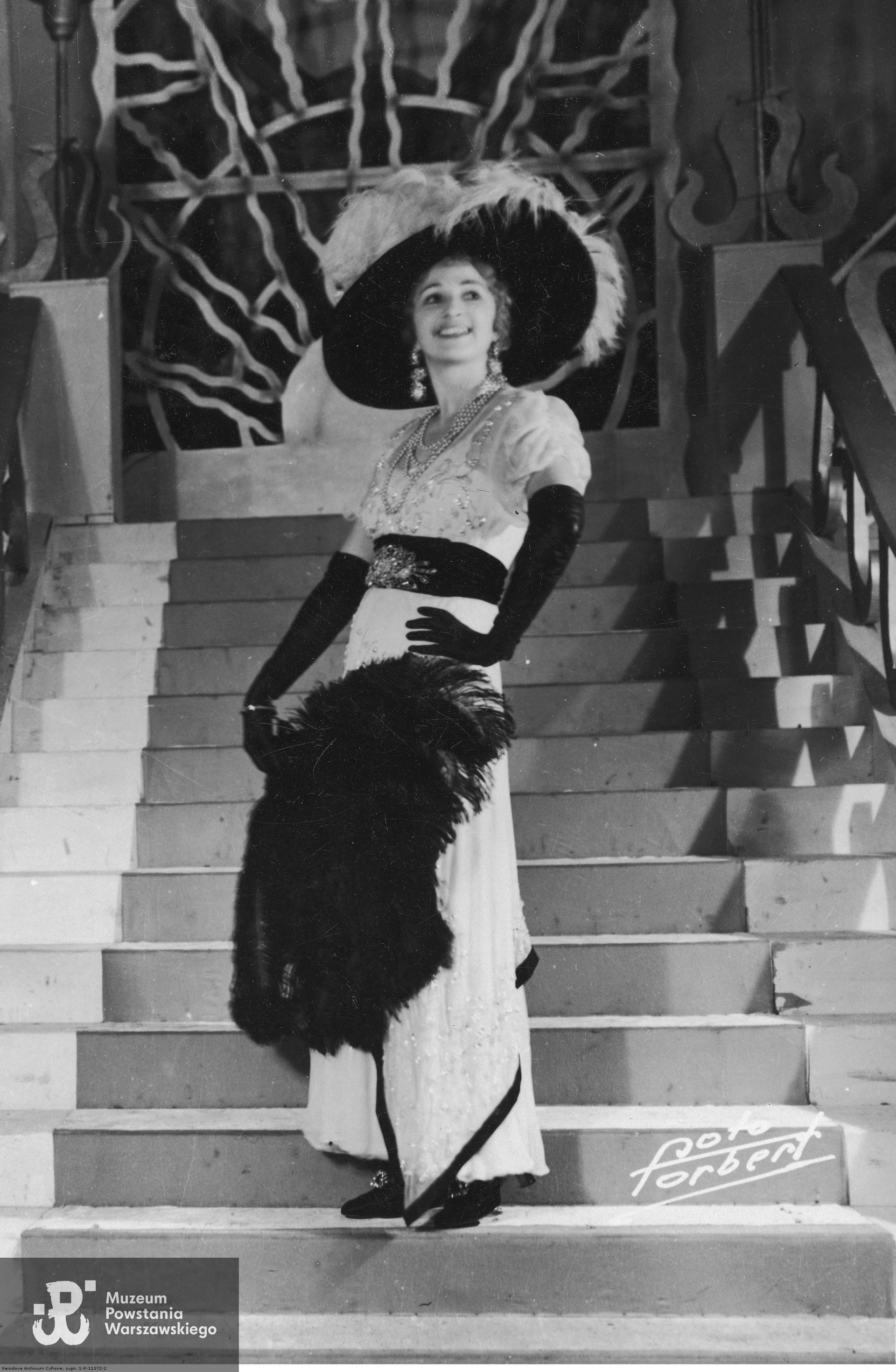 Operetka "Cnotliwa Zuzanna" w Teatrze "8.15" w Warszawie, 1937 rok. Mary Gabrielli jako Zuzanna w jednej ze scen operetki. Ze zbiorów Narodowego Archiwum Cyfrowego - zespół Koncern Ilustrowany Kurier Codzienny - Archiwum Ilustracji, audiovis.nac.gov.pl