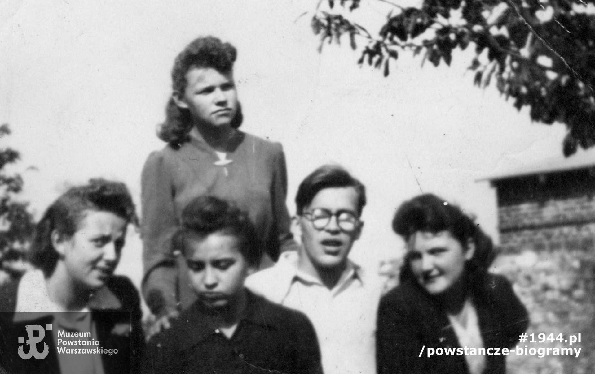 Zdjęcie  wykonane podczas okupacji niemieckiej  - w pierwszy rzędzie  Franciszek Karpiński "Wańka" (drugi z prawej strony), obok (III z lewej strony), Janeczka Mesterhazy. Fot. ze zbiorów Muzeum Powstania Warszawskiego, sygn. P/7895