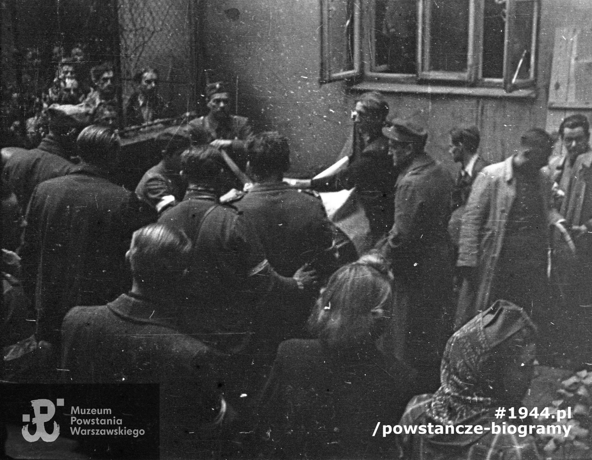 Fotografia z Powstania Warszawskiego, II połowa września 1944 r.  Pogrzeb kpr. pchor. Bohdana Sobocińskiego, syna płk Albina Sobocińskiego "Roland" z OW - KB na podwórzu kamienicy Szopena 16. Autorem zdjęcia jest Marian Grabski "Wyrwa". Fot. ze zbiorów Muzeum Powstania Warszawskiego