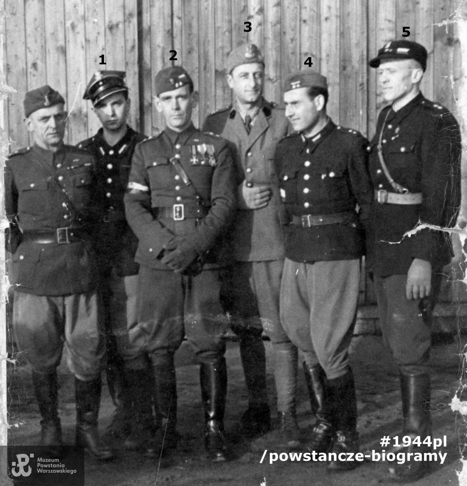 Powiększony fragment poprzedniej fotografii ze  Stalagu X-B  Sandbostel, 10.11.1944 r. - od lewej  z cyfrą 1) ppor. Zbigniew Gajowniczek „Zbyszek”, 2) por. Edward Ładkowski „Kulawy„, 3) mjr. "Lech" - Kazimierz Larys, 4) ppor. Ernest Jaśkowiak  ”Czarny", 5)  por. Stefan Lech Rodkiewicz ps. Lech.  Tożsamość oficera po lewej stronie nieustalona. Fot. ze zbiorów Muzeum Powstania Warszawskiego, sygn.  P/9525/21.
