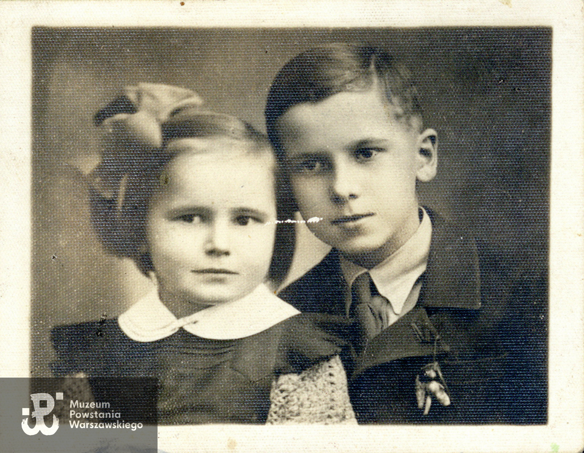 Rodzeństwo Kwiatkowskich - Edward z młodszą siostrą Henryką (po wojnie od 1957 roku pod nazwiskiem Zbiegniewska) - Warszawa, 1935 rok. Fot. ze zbiorów rodzinnych,  udostępniły  p. Dorota Zbiegniewska-Lech i p. Anna Zbiegniewska-Lis, siostrzenice Powstańca. Skany wykonano w Muzeum Powstania Warszawskiego w lutym 2024 r. 