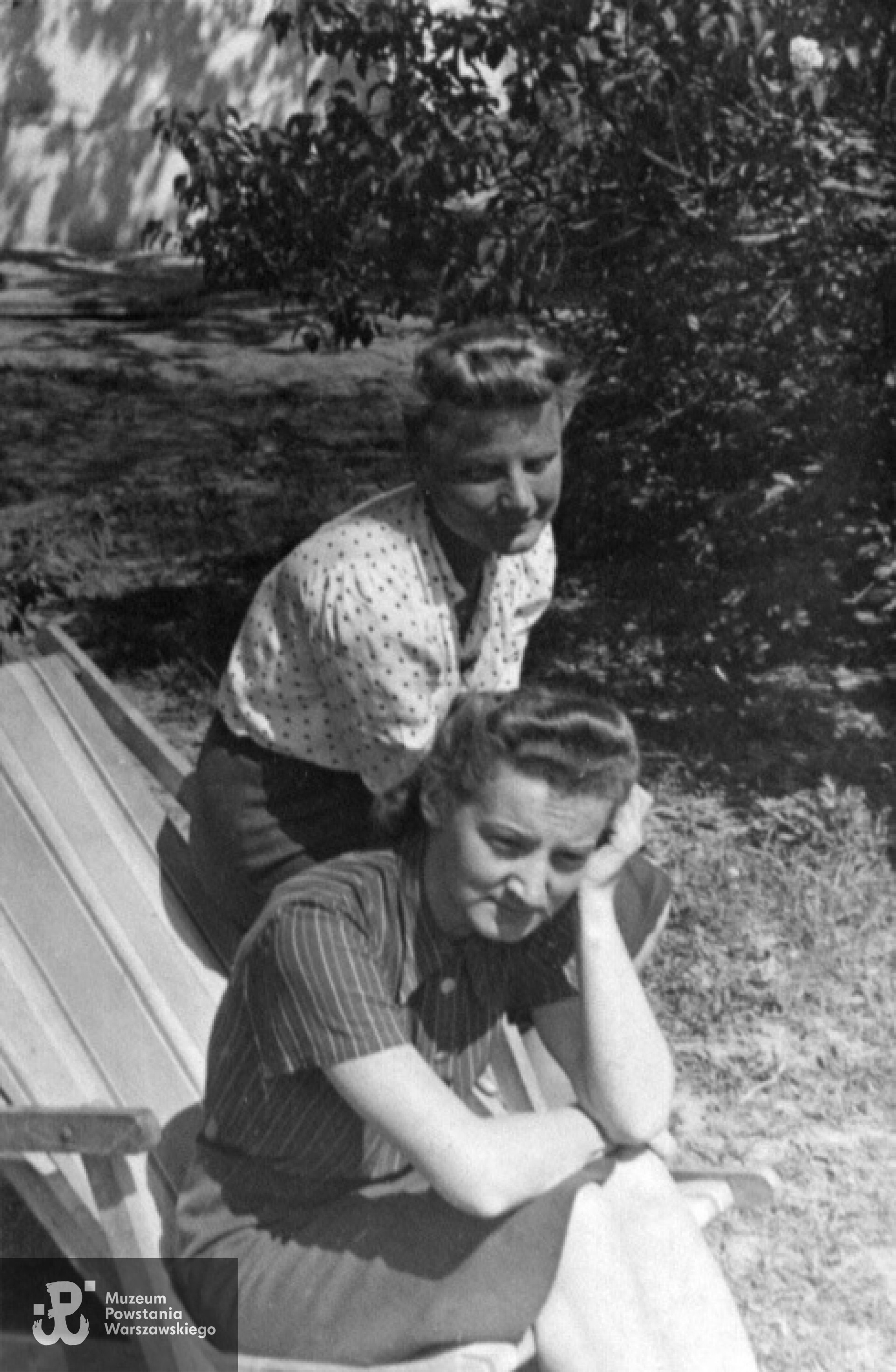 Zdjęcie z okresu okupacji: Małgorzata Irena Korwin-Szymanowska i Bożena Nelard (u dołu)
