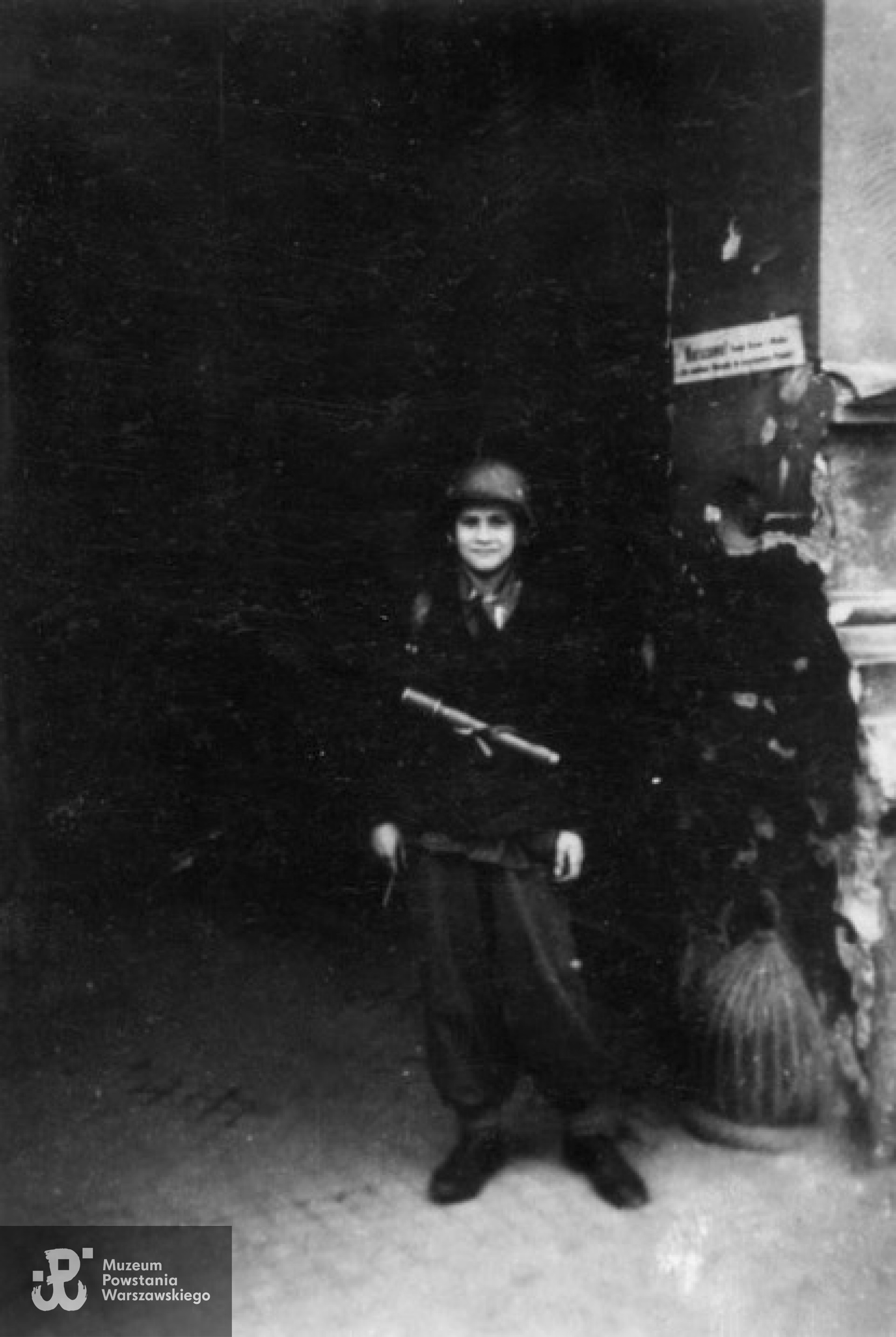 Jedyne zdjęcie powstańcze Z. Głuchowskiego wykonane we wrześniu 1944 r. przez Marię Jezierską ps. “Bogdańska” w bramie ul. Chmielna 61. Zdjęcie ze zbiorów Zdzisława Głuchowskiego udostępnione przez  żonę Joannę / Archiwum  2 HBAP - maj 2013 r.  Do tego momentu osoba na zdjęciu podpisywana była jako NN.