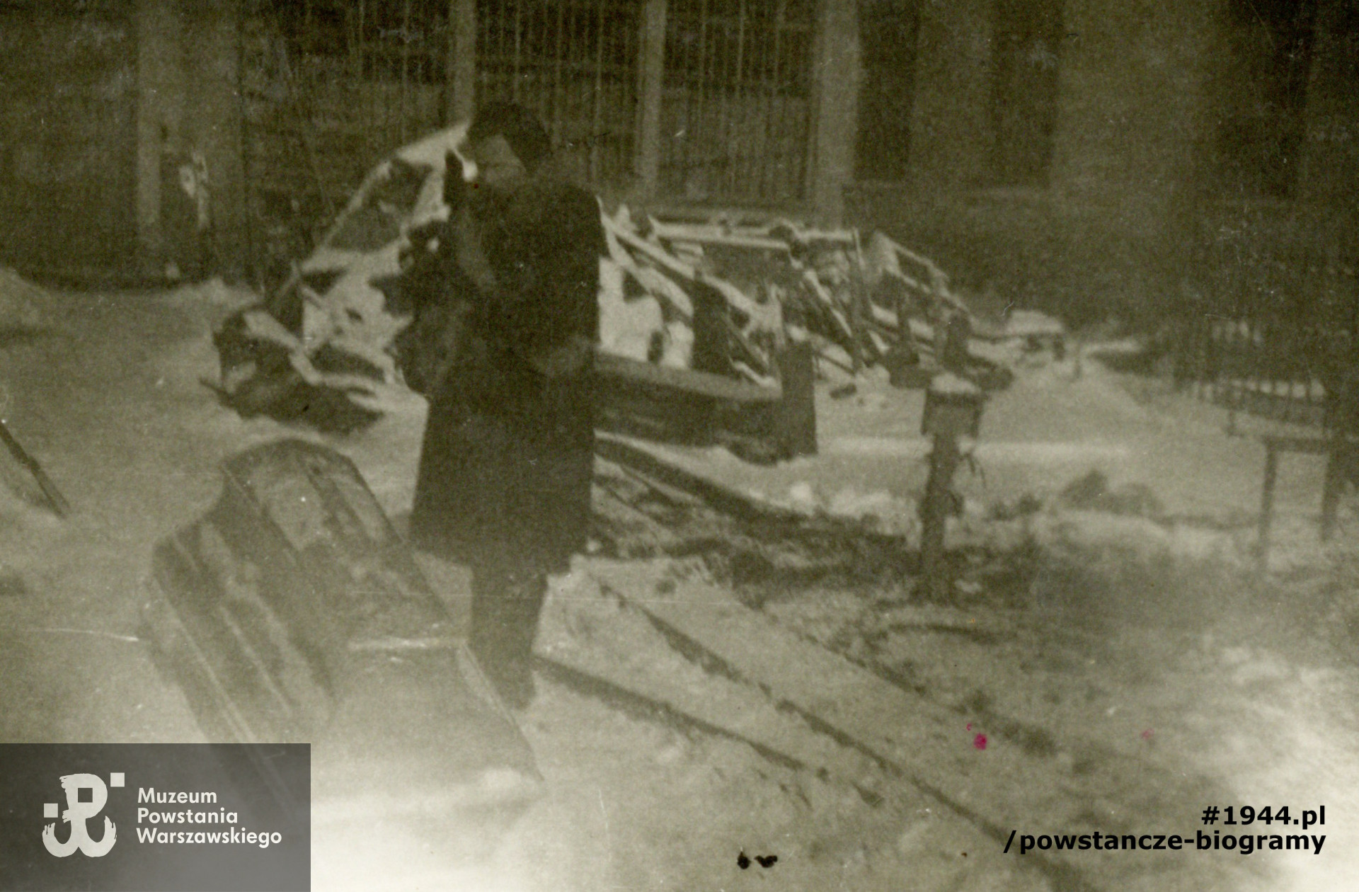 9 marca 1945 roku - ekshumacja zwłok Bolesława Kozaka z mogiły tymczasowej przy ul. Żurawiej 8. Fot. ze zbiorów Muzeum Powstania Warszawskiego, sygn. P/7641/13, dar  p. Teresy Opalińskiej